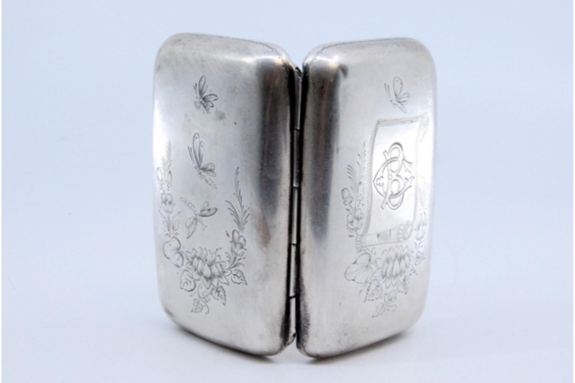 Silver cigarette case with embossed applications on the lid and gold interior en vente 2