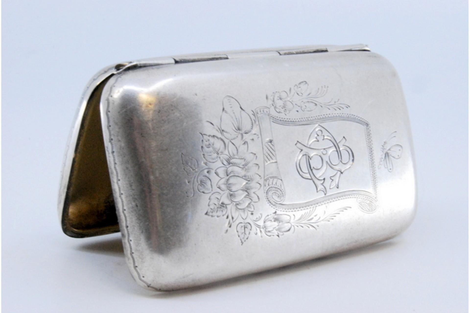 Silver cigarette case with embossed applications on the lid and gold interior en vente 3