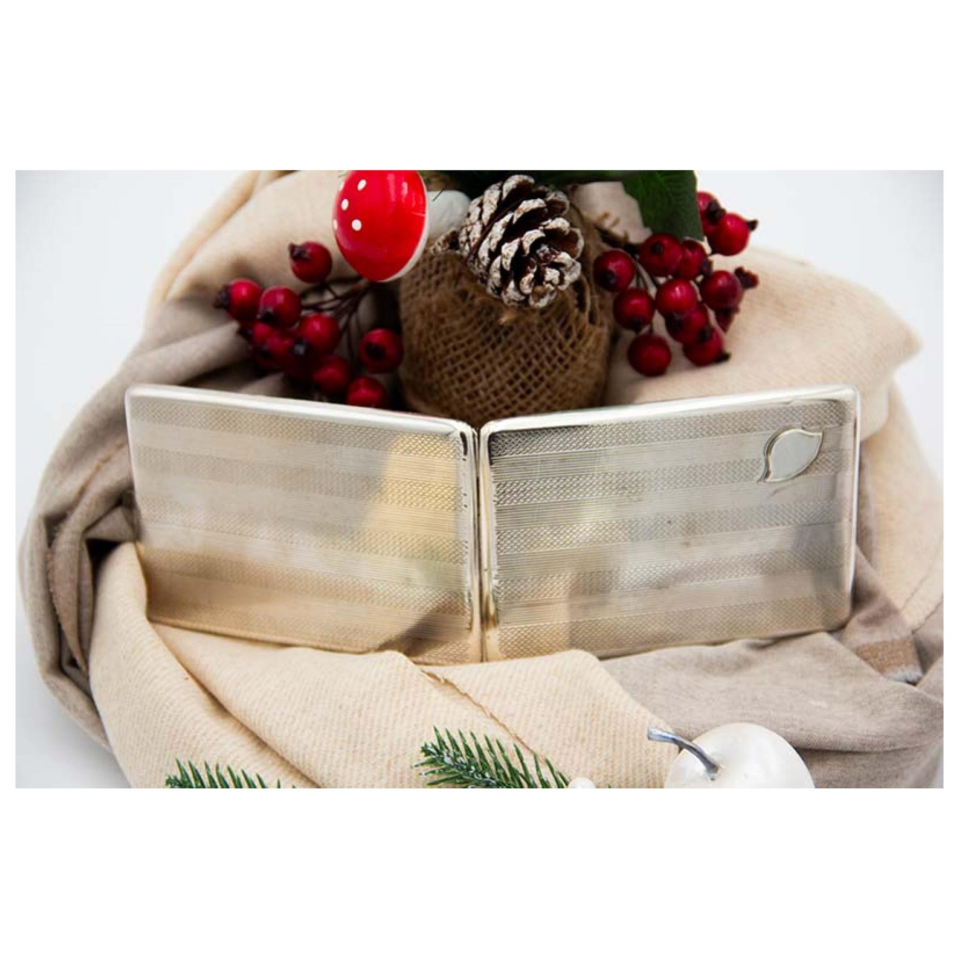 Silver cigarette case with engraved bands along the length and monogram card For Sale