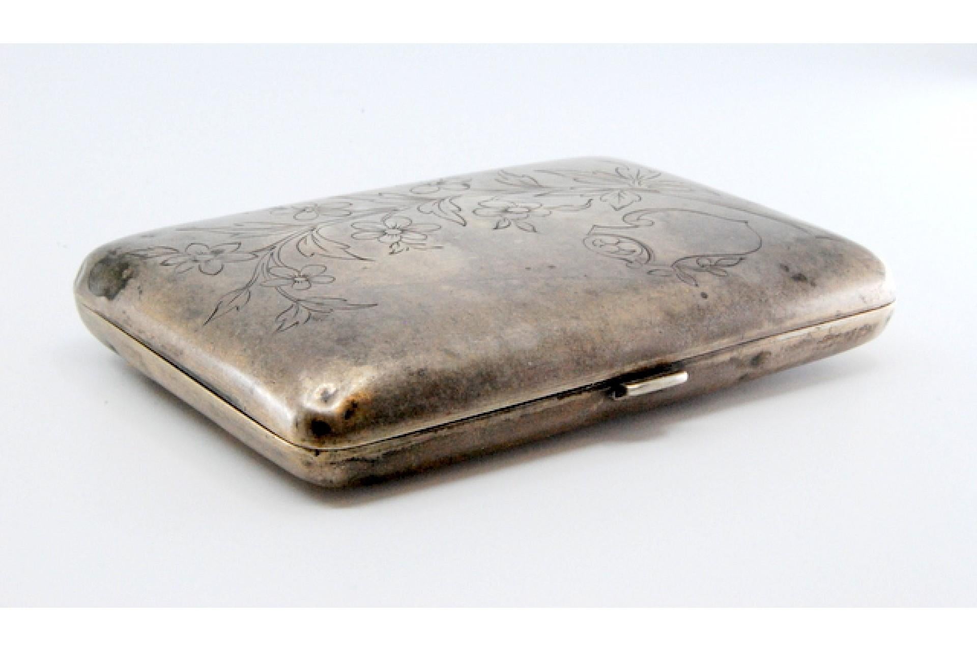 Description: Silver cigarette case with engraved branches and hinged lid. Metal: Silver. Origin: Portuguese. Brand: javali II Title. Weight: 69.14 grams. Dimensions: 8.7x1.3cm. Content: 835/1000. Assay Mark: Yes, between 1887 and 1937. Additional