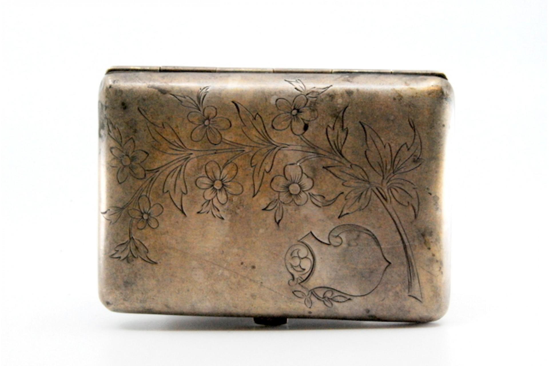 Silver cigarette case with engraved branches and hinged lid For Sale 1