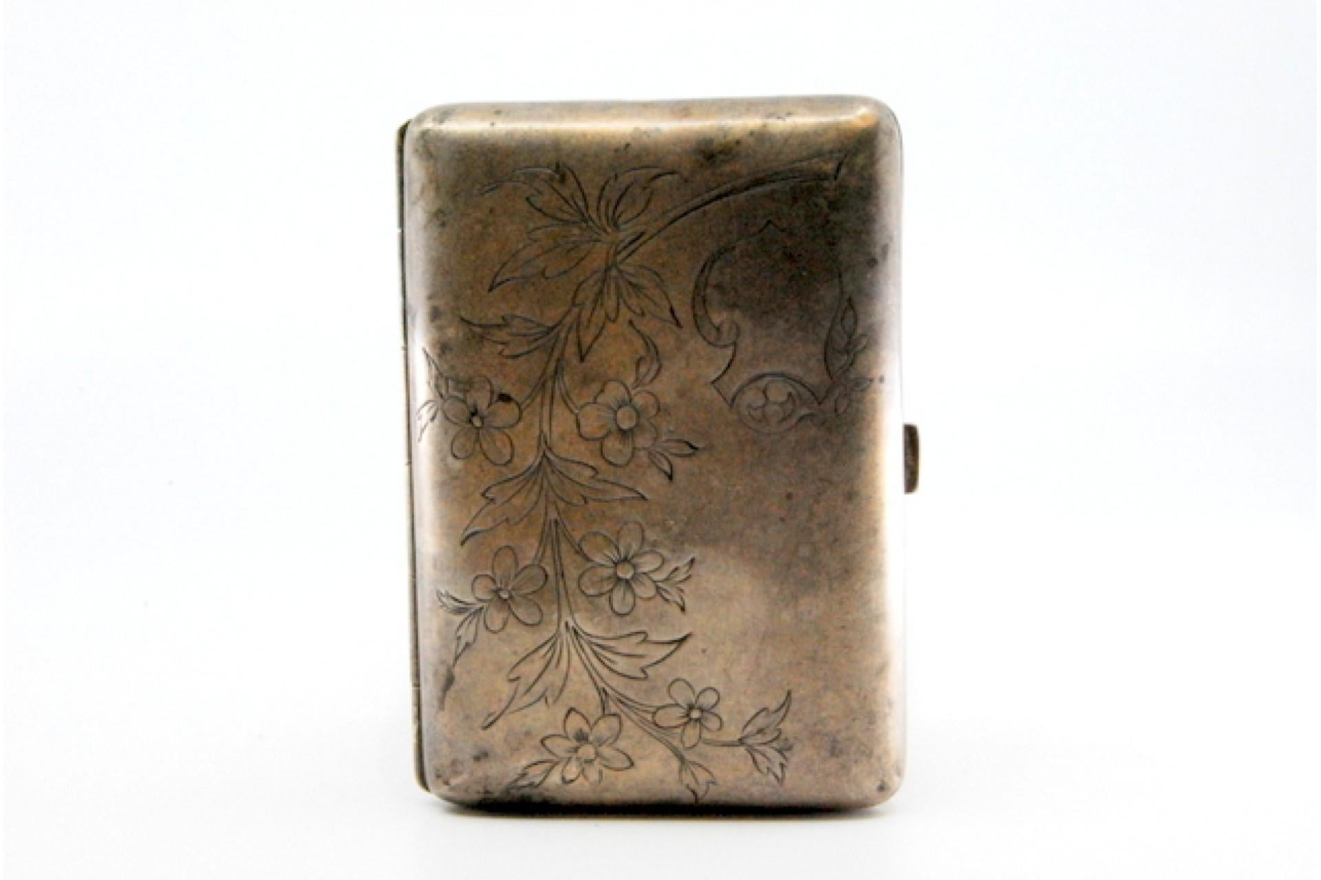 Silver cigarette case with engraved branches and hinged lid For Sale 2
