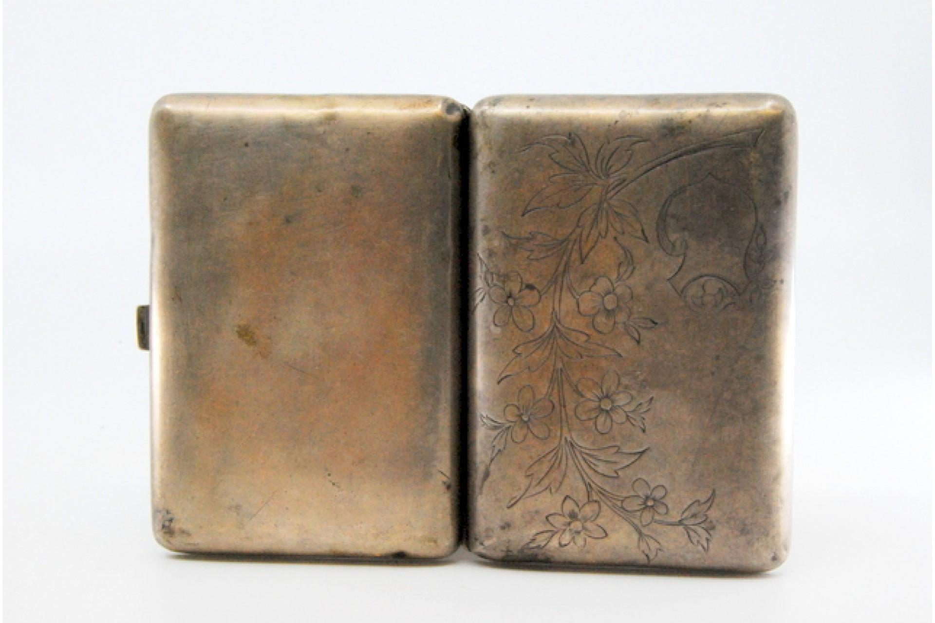 Silver cigarette case with engraved branches and hinged lid For Sale 3