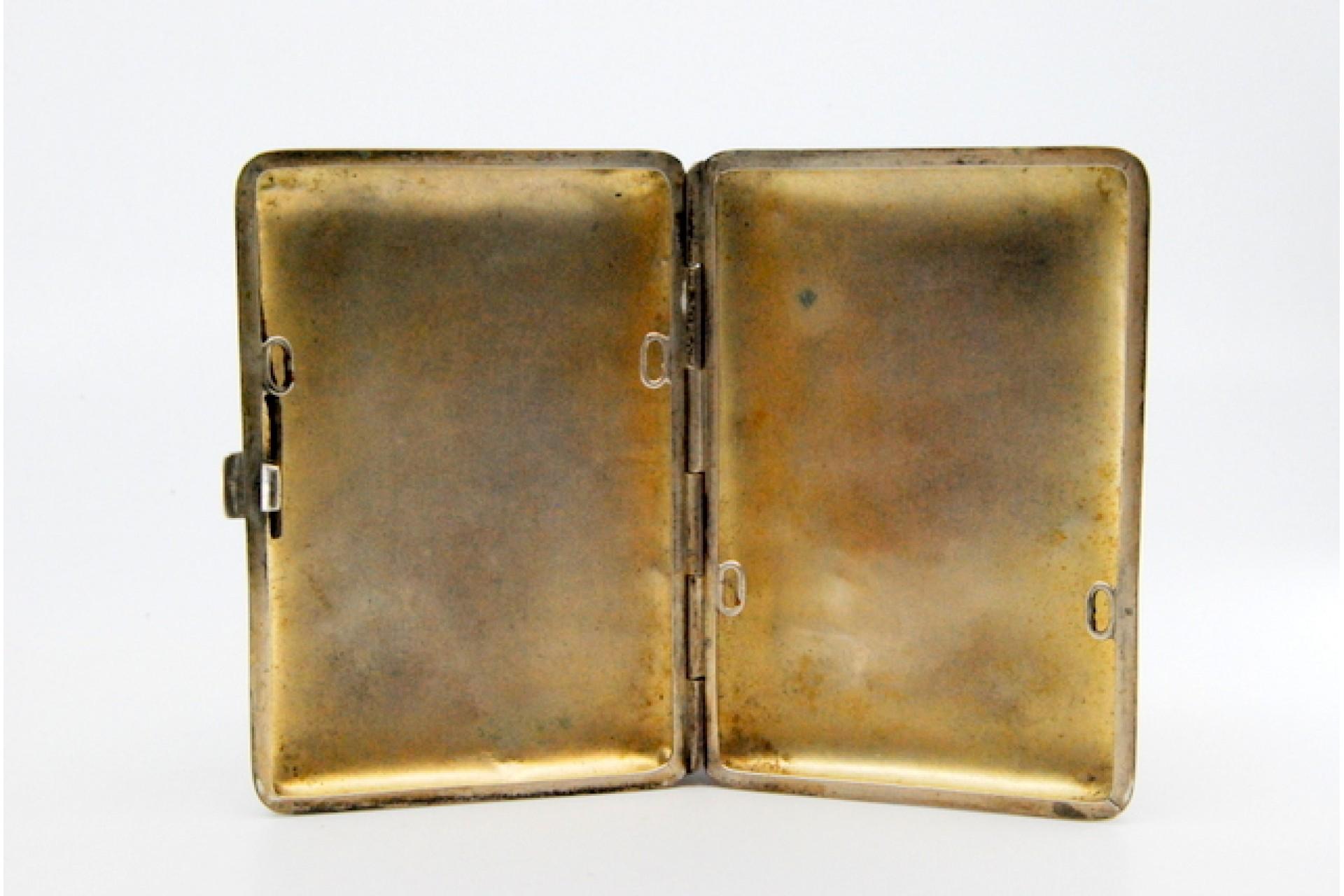 Silver cigarette case with engraved branches and hinged lid For Sale 4