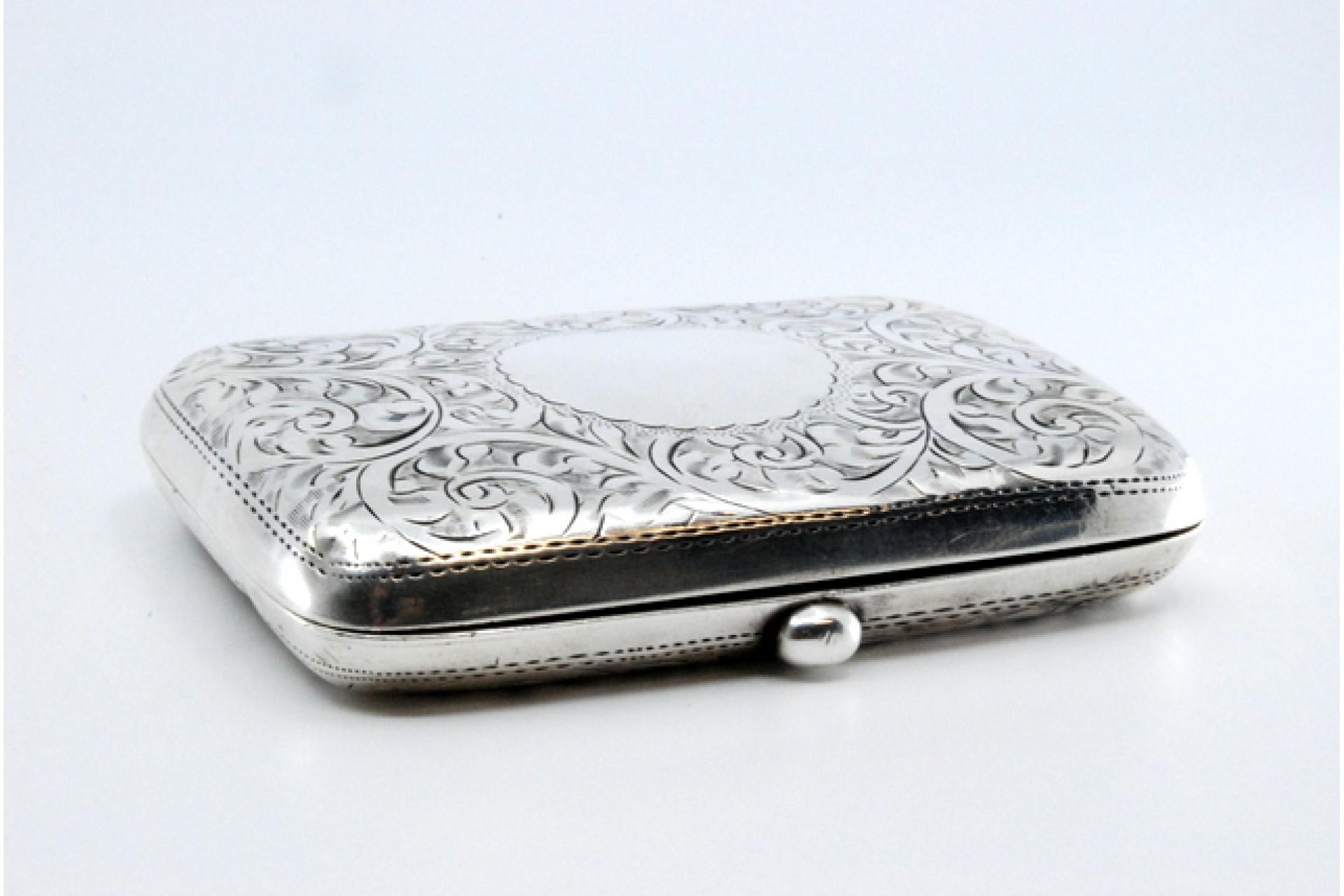 Silver cigarette case with engraved floral motifs and hinged lid For Sale 5