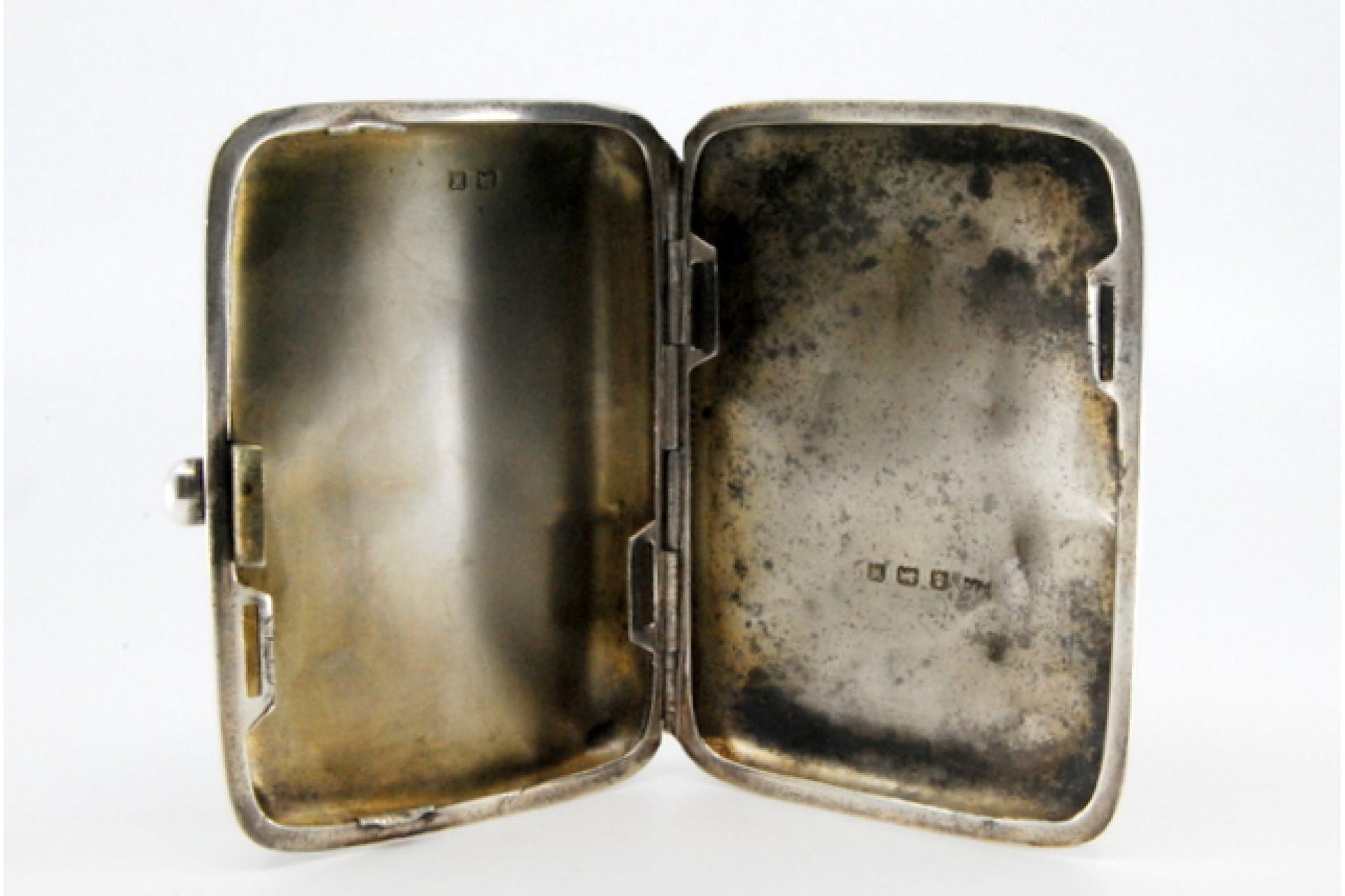 Silver cigarette case with engraved floral motifs and hinged lid In Good Condition For Sale In Porto, PT