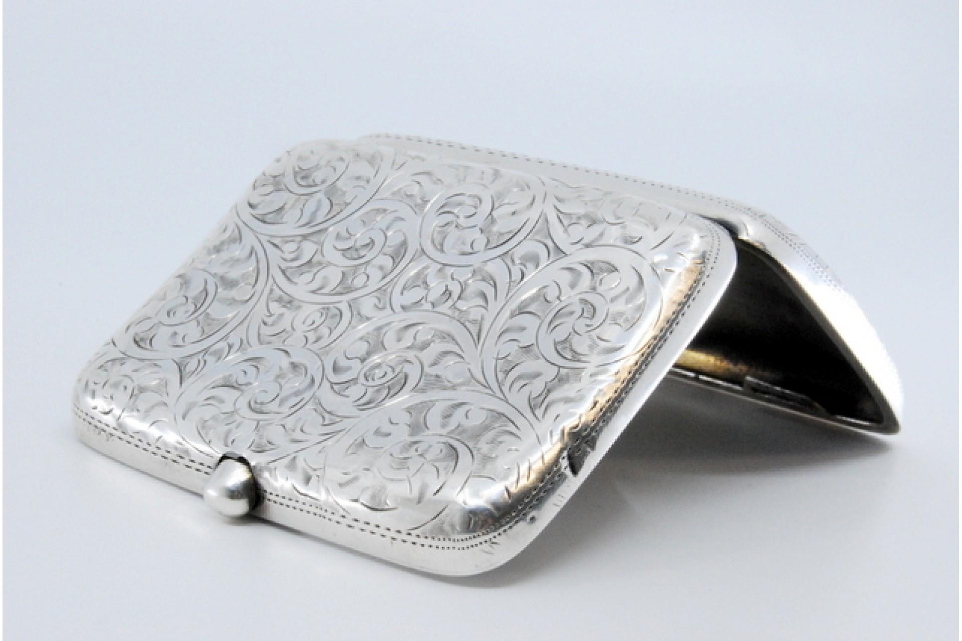 20th Century Silver cigarette case with engraved floral motifs and hinged lid For Sale
