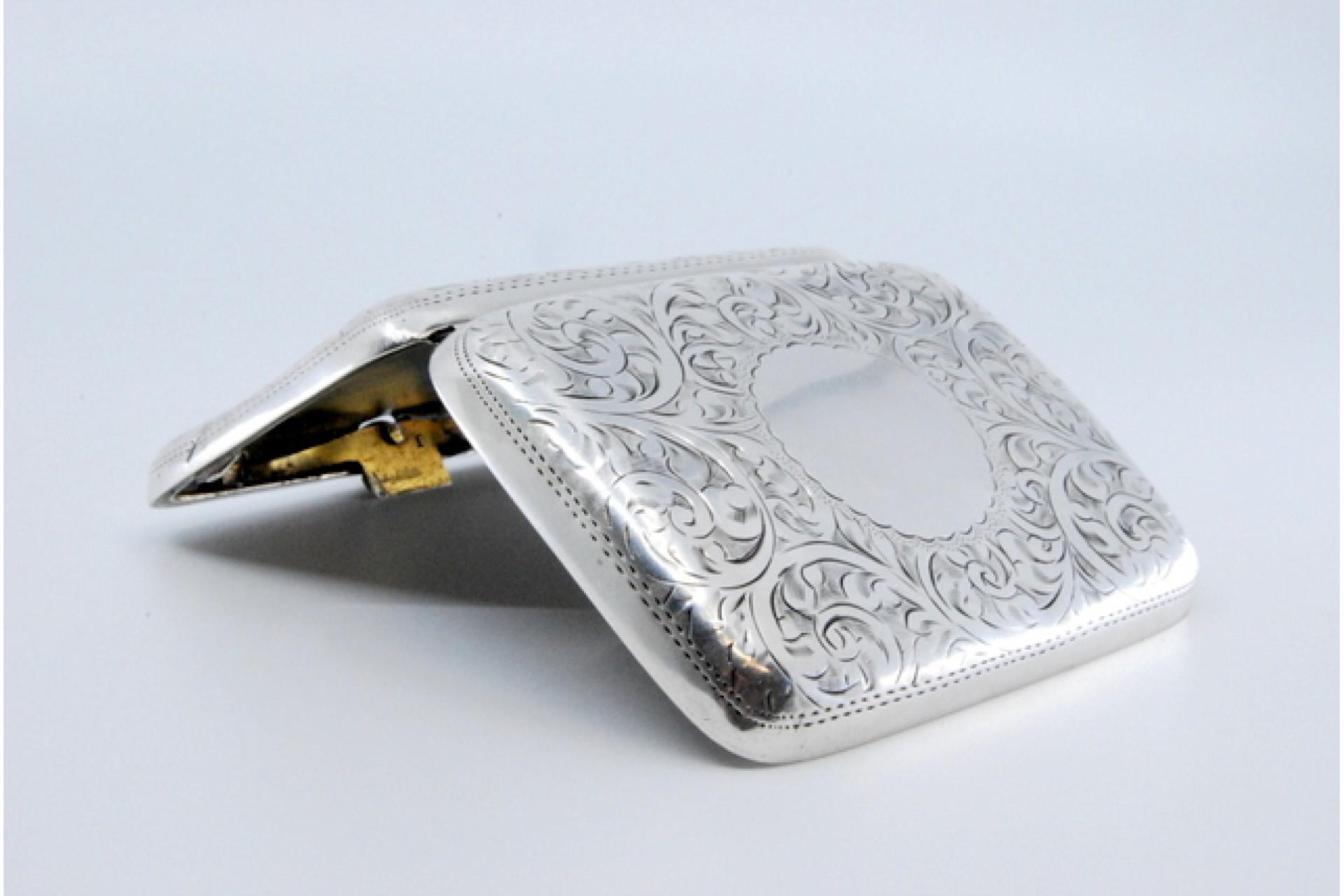 Silver cigarette case with engraved floral motifs and hinged lid For Sale 1