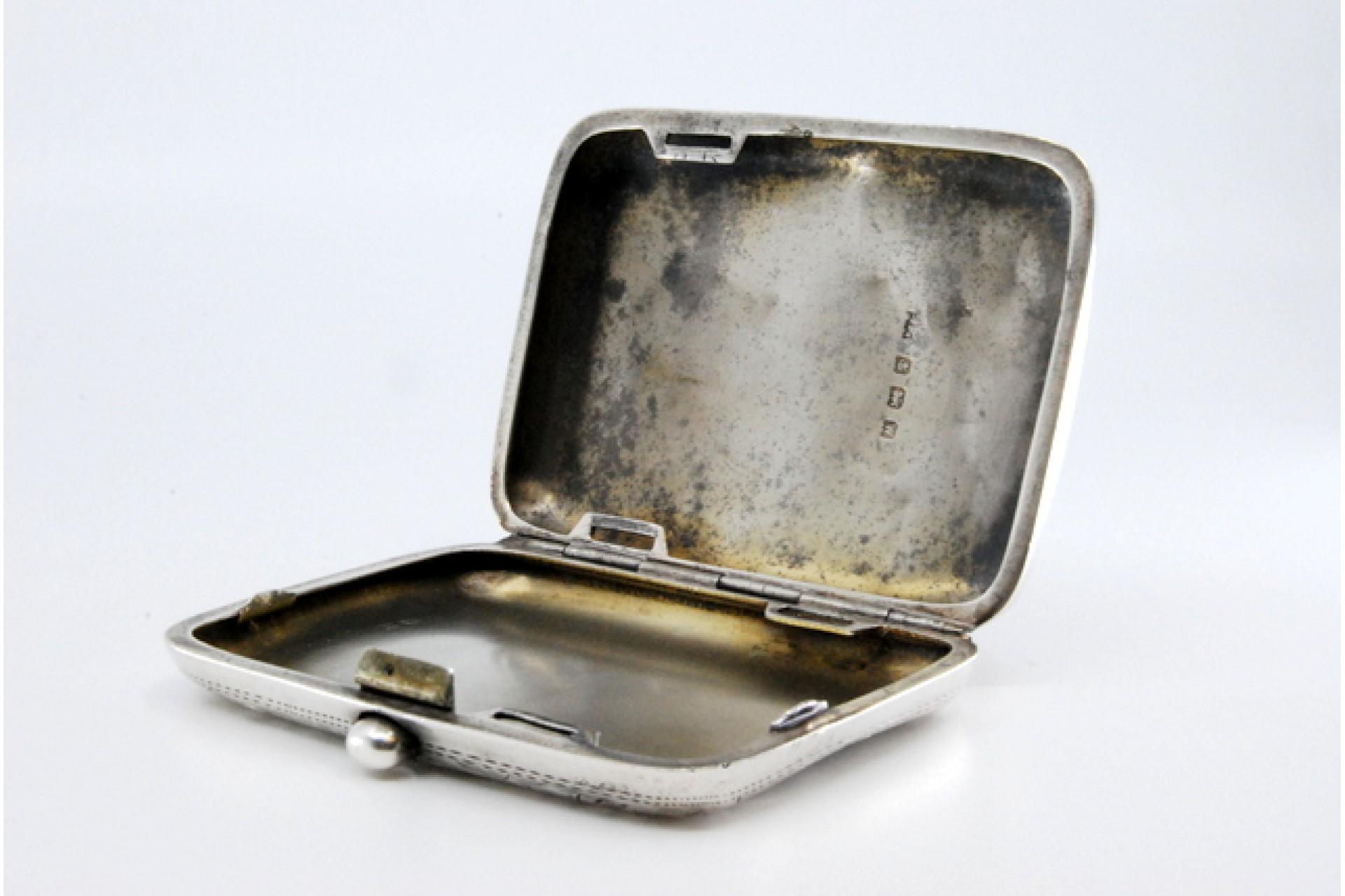 Silver cigarette case with engraved floral motifs and hinged lid For Sale 2