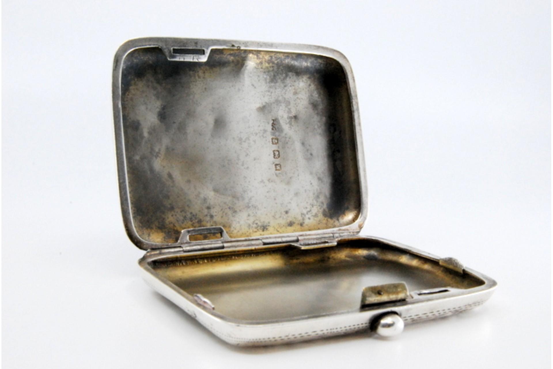 Silver cigarette case with engraved floral motifs and hinged lid For Sale 3