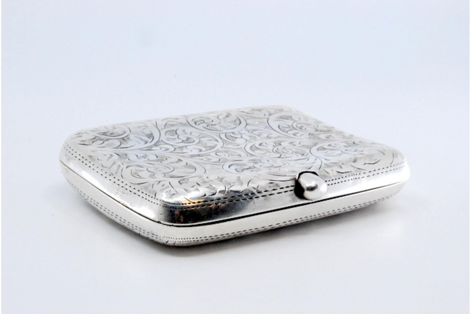 Silver cigarette case with engraved floral motifs and hinged lid For Sale 4