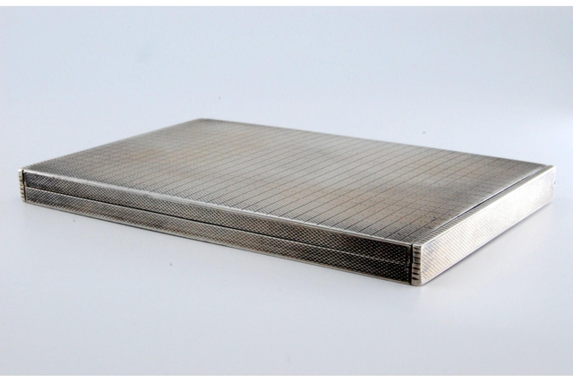 Silver cigarette case with engravings and hinged lid with spring for opening en vente 4
