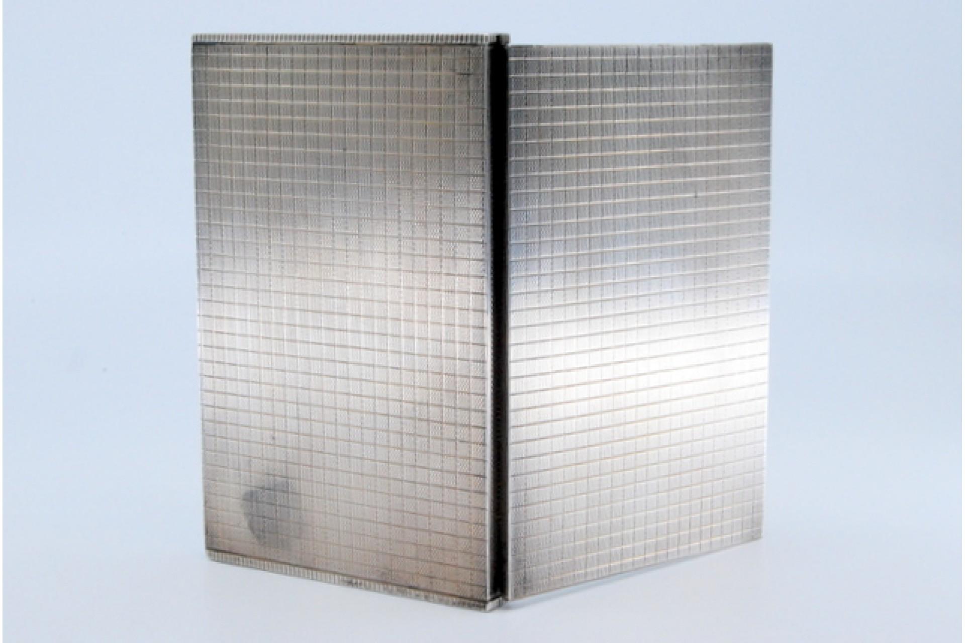 Description : Etui à cigarettes en argent avec gravures et couvercle à charnière avec ressort d'ouverture. Métal : Argent. Origine : Inconnue. Marque : Absent. Poids : 214,12 grammes. Dimensions : 12,6x1cm : 12.6x1cm. Contenu : 925/1000. Marque