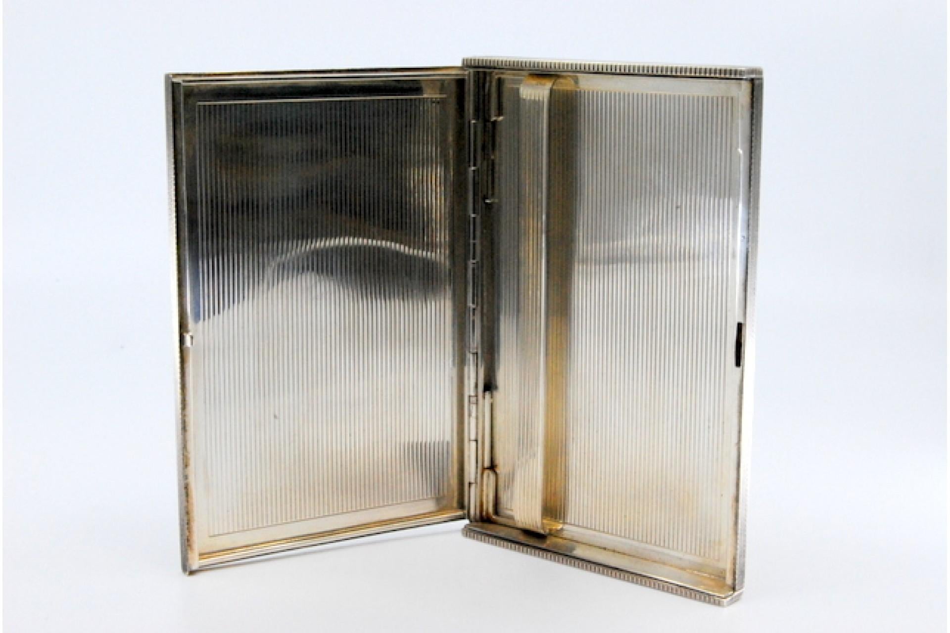Européen Silver cigarette case with engravings and hinged lid with spring for opening en vente
