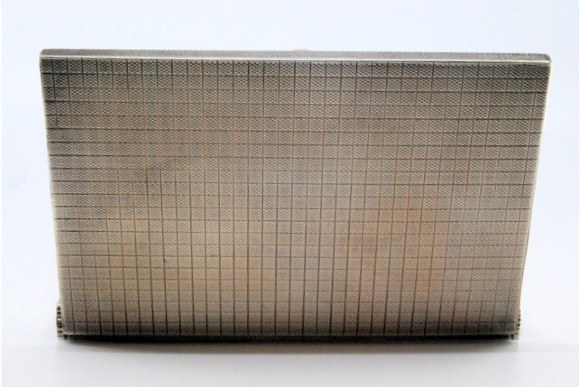 Silver cigarette case with engravings and hinged lid with spring for opening Bon état - En vente à Porto, PT