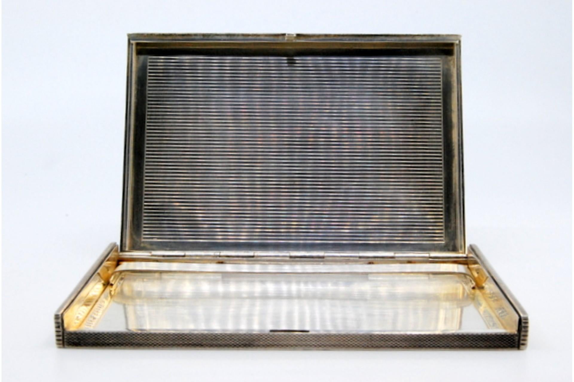 20ième siècle Silver cigarette case with engravings and hinged lid with spring for opening en vente