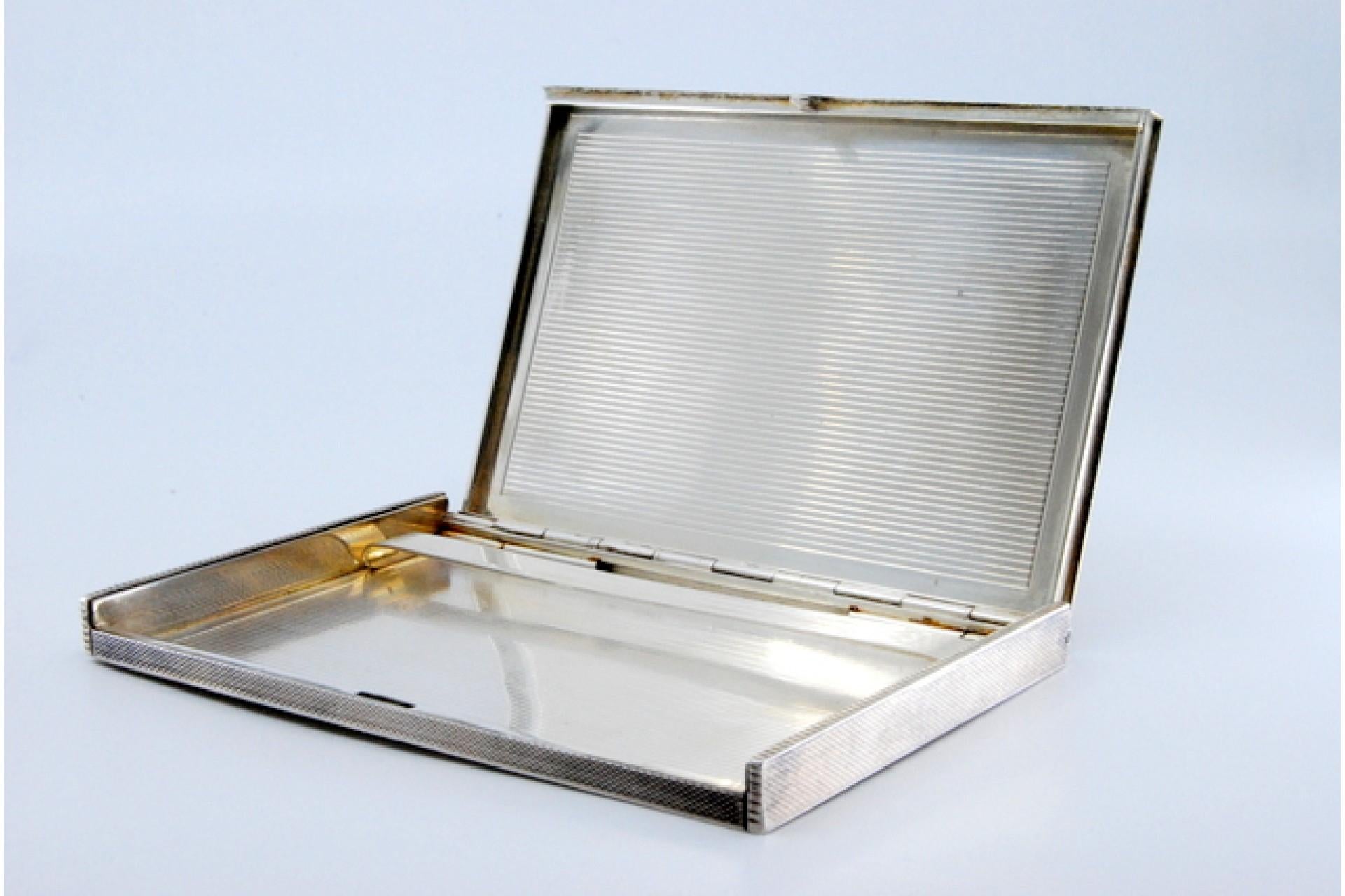 Argent Silver cigarette case with engravings and hinged lid with spring for opening en vente