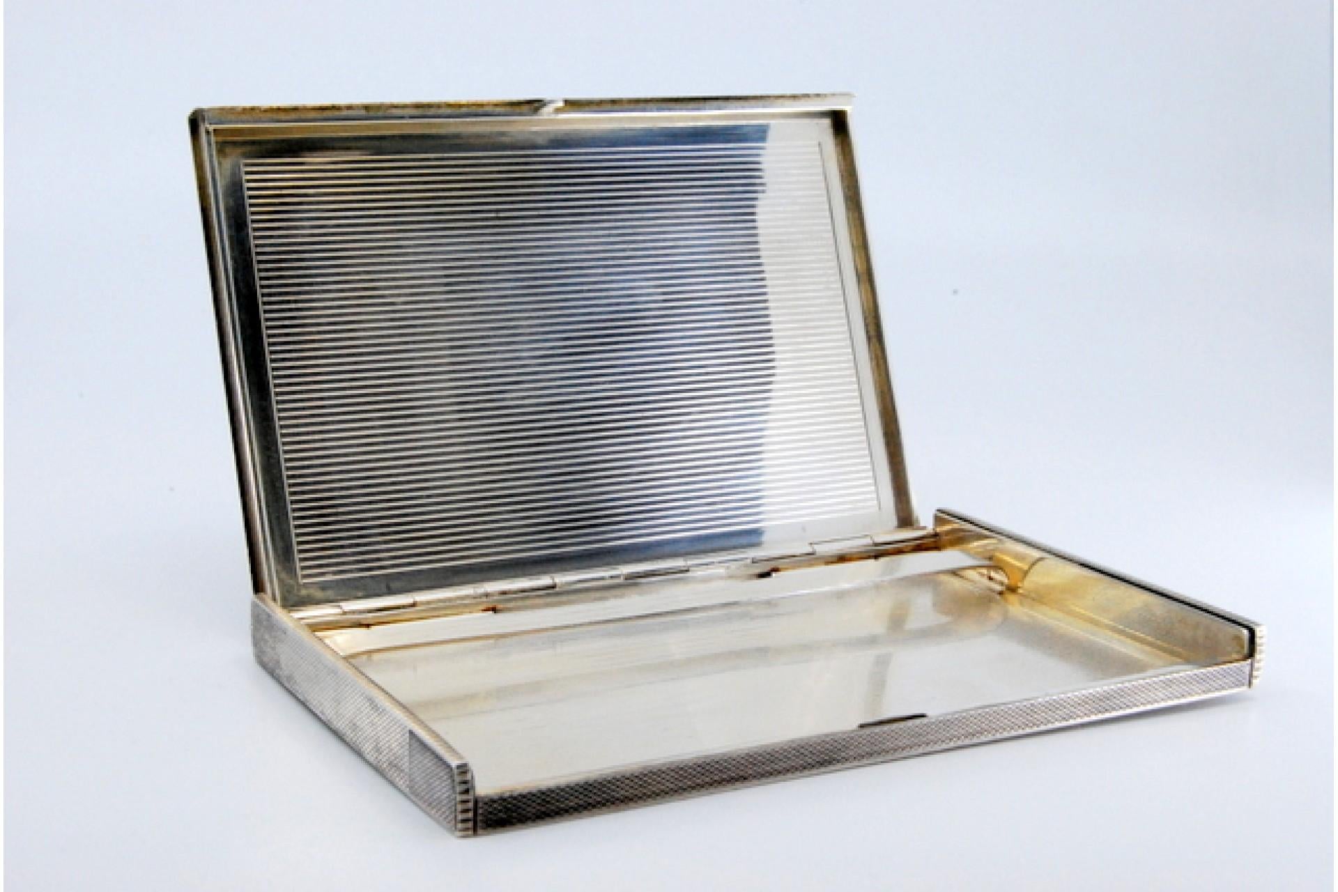 Silver cigarette case with engravings and hinged lid with spring for opening en vente 1