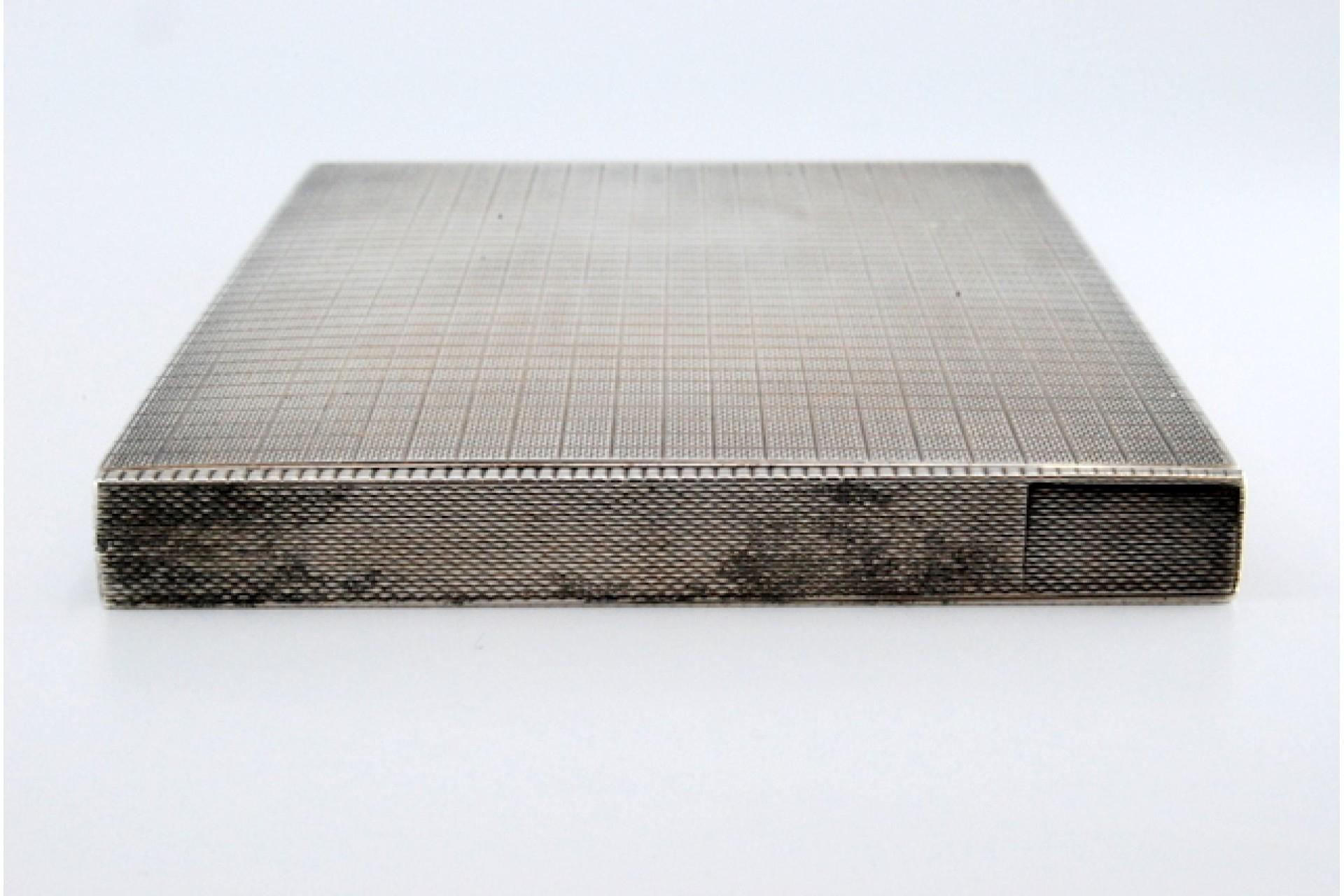 Silver cigarette case with engravings and hinged lid with spring for opening en vente 2