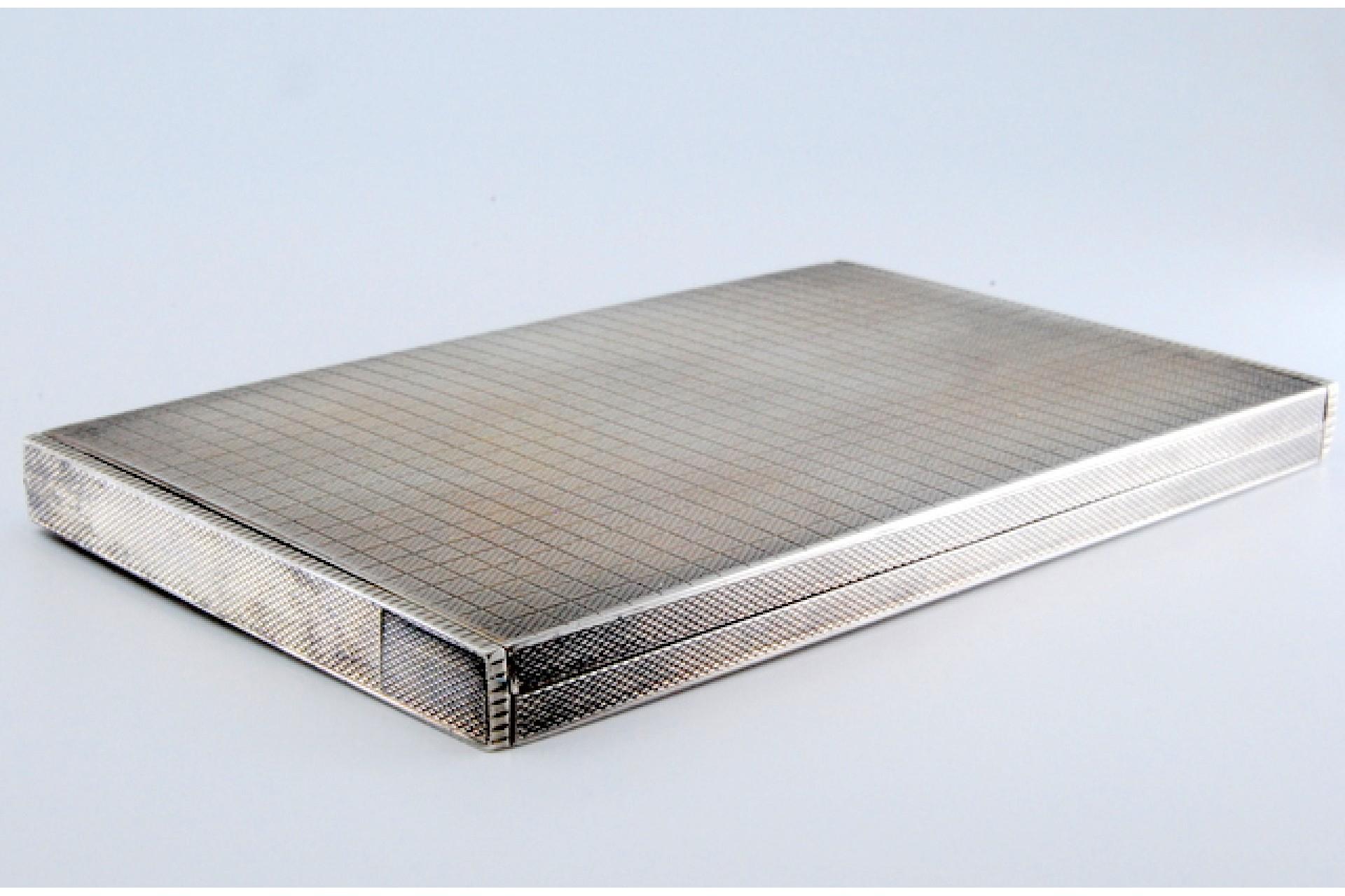 Silver cigarette case with engravings and hinged lid with spring for opening en vente 3