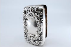 Silver cigarette case with engravings, cigarette holders inside and hinged lid