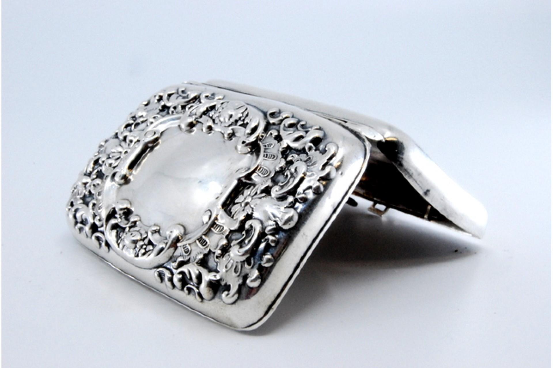 European Silver cigarette case with engravings, cigarette holders inside and hinged lid For Sale