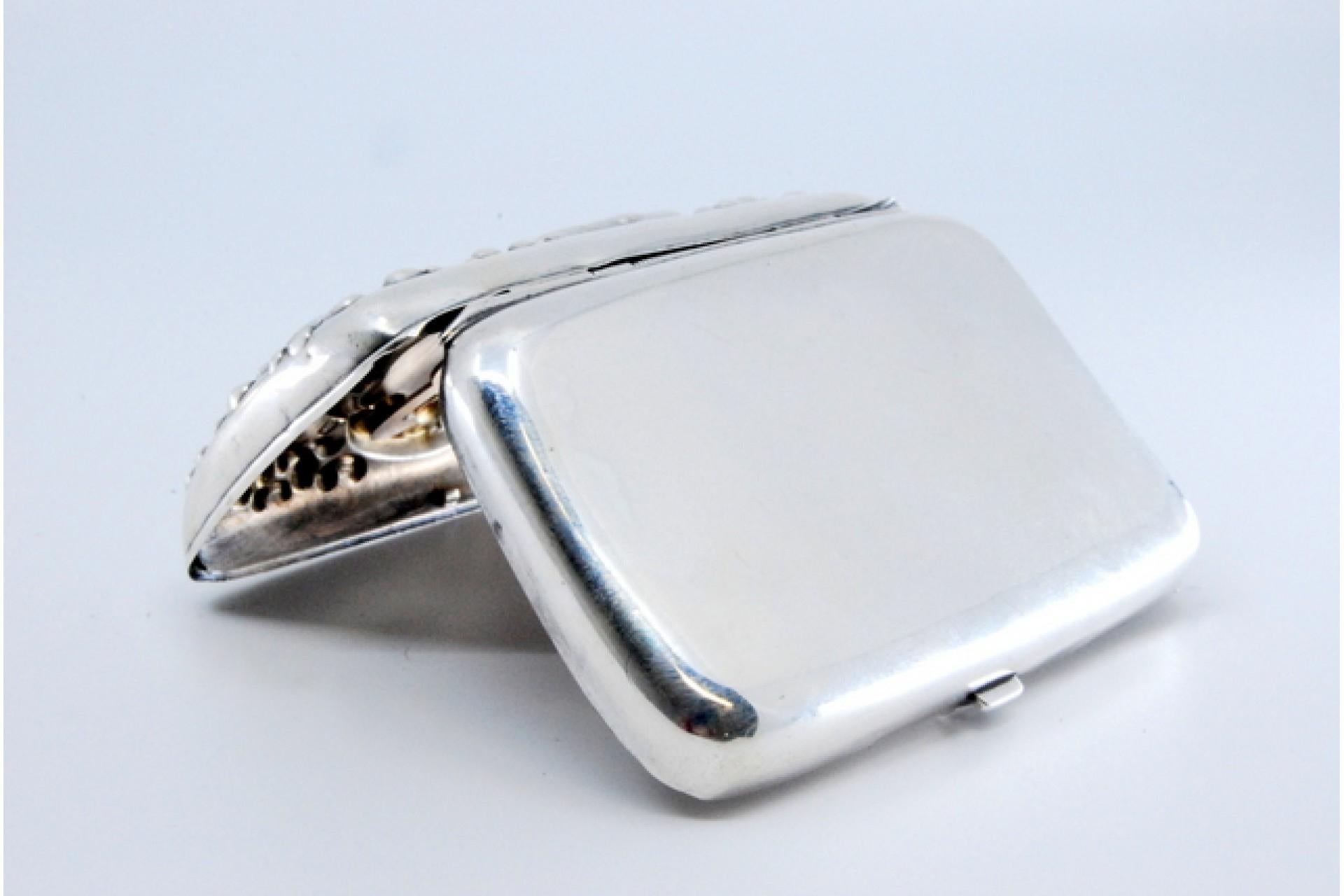 Silver cigarette case with engravings, cigarette holders inside and hinged lid In Good Condition For Sale In Porto, PT