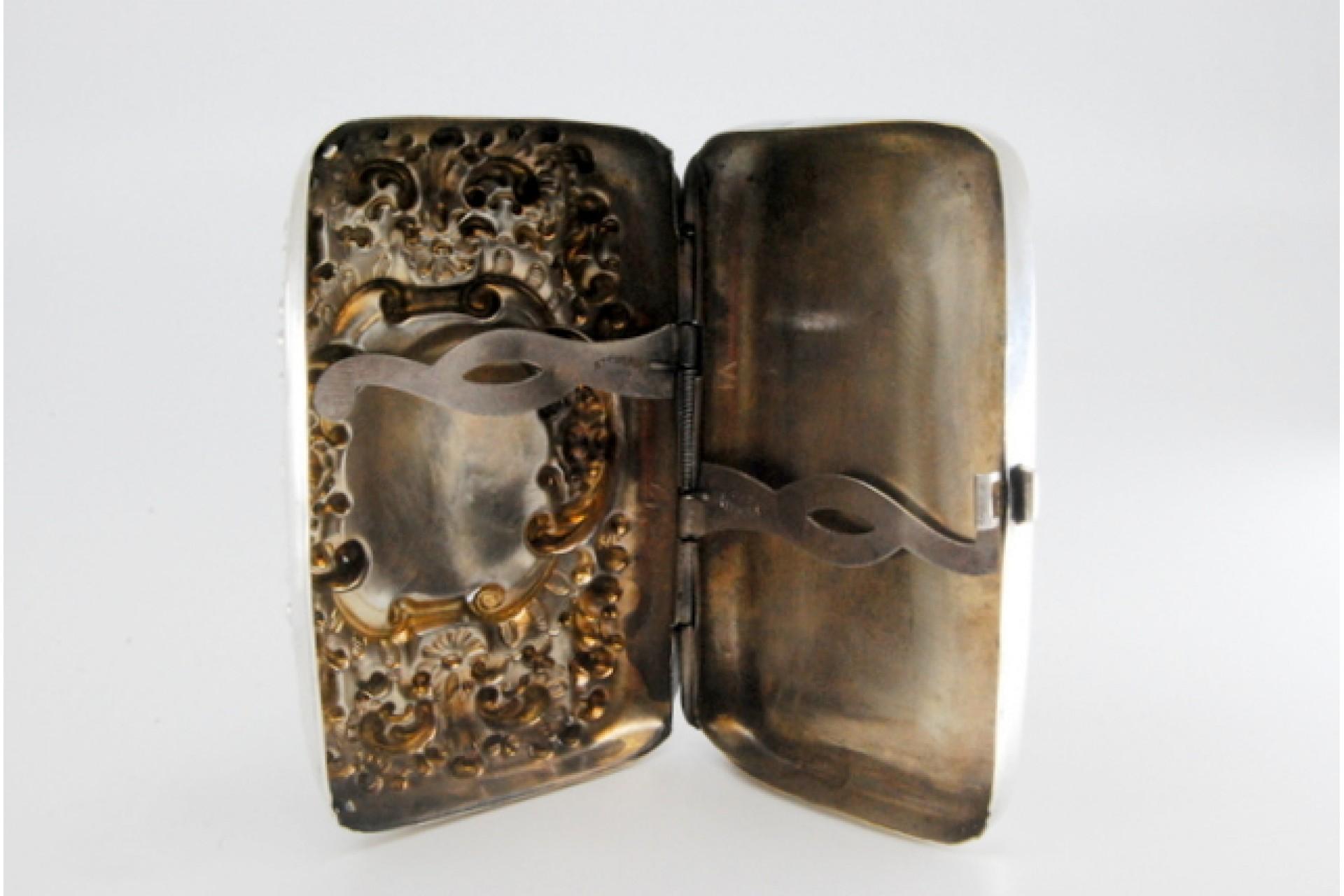 20th Century Silver cigarette case with engravings, cigarette holders inside and hinged lid For Sale
