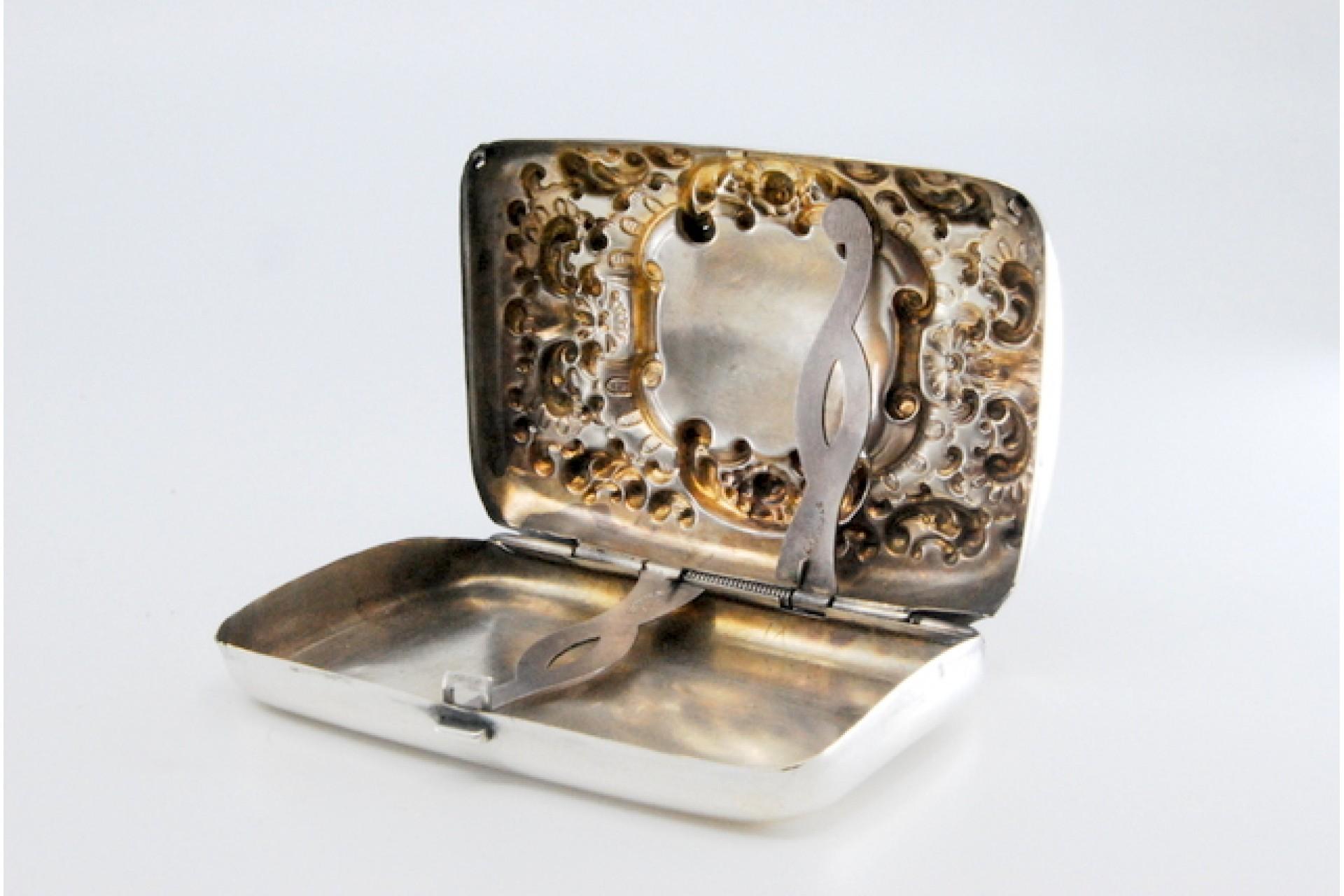 Silver cigarette case with engravings, cigarette holders inside and hinged lid For Sale 1