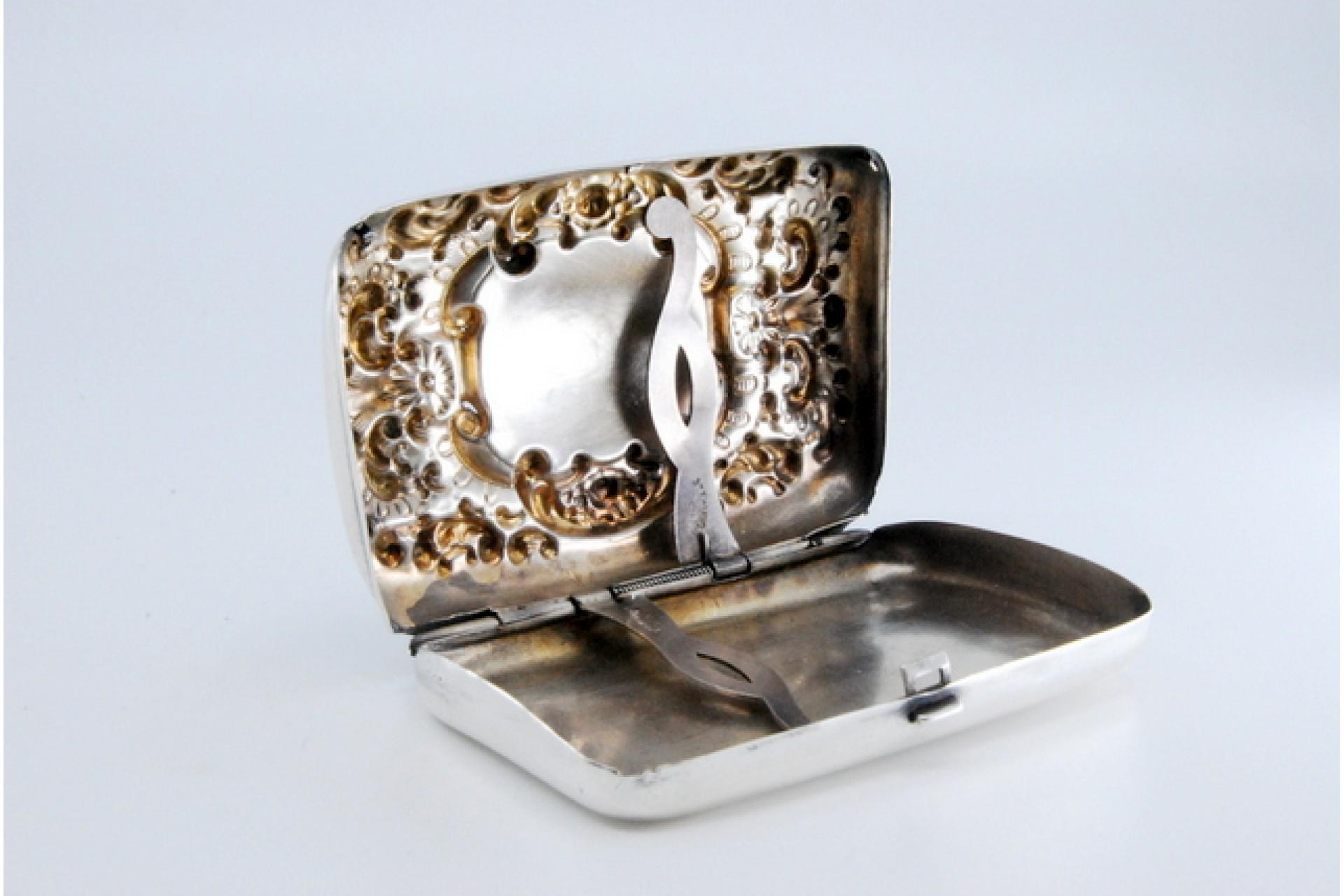 Silver cigarette case with engravings, cigarette holders inside and hinged lid For Sale 2