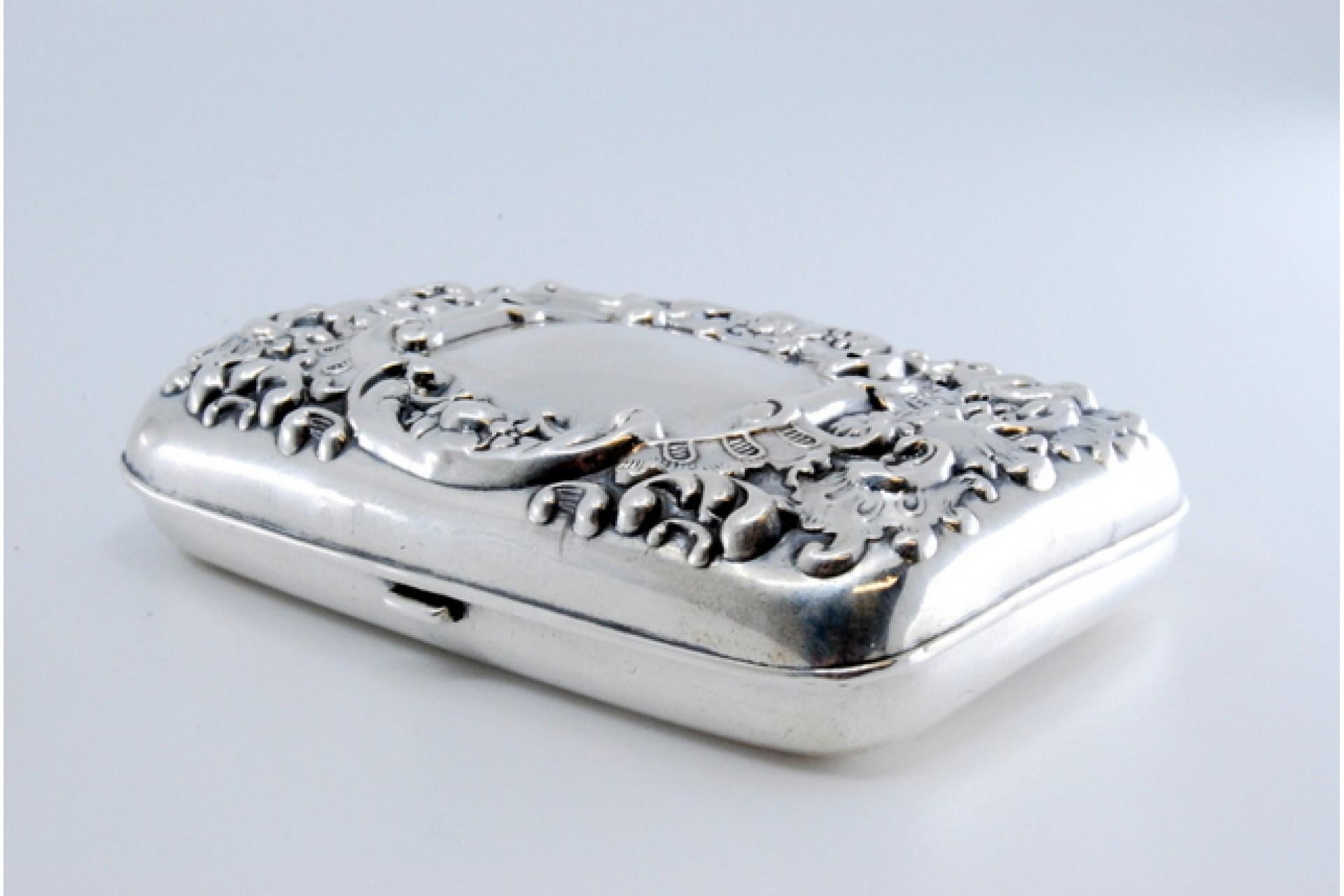 Silver cigarette case with engravings, cigarette holders inside and hinged lid For Sale 3
