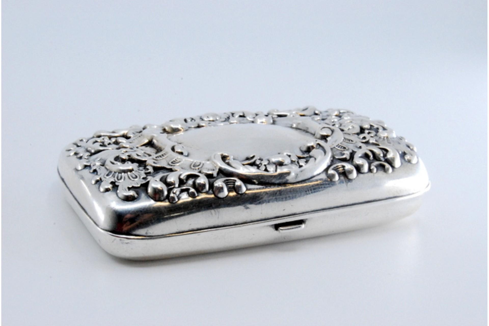 Silver cigarette case with engravings, cigarette holders inside and hinged lid For Sale 4