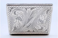 Etui à cigarettes en Silver avec motifs floraux gravés sur les deux faces et couvercle à charnière.