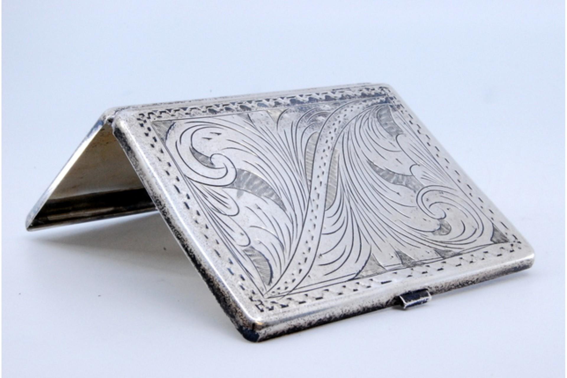 Silver cigarette case with floral motifs engraved on both sides and hinged lid (Europäisch) im Angebot