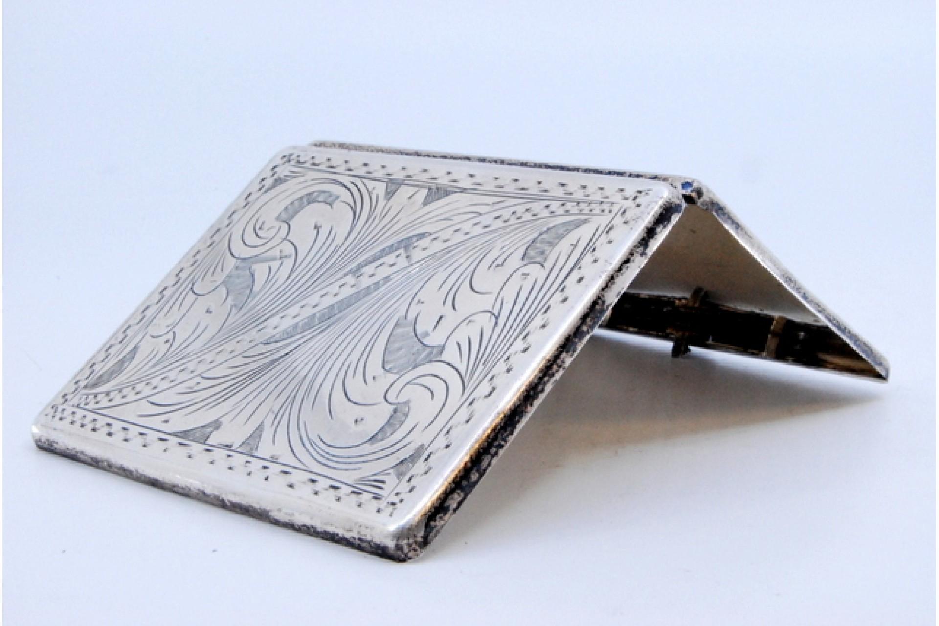 Silver cigarette case with floral motifs engraved on both sides and hinged lid im Zustand „Gut“ im Angebot in Porto, PT