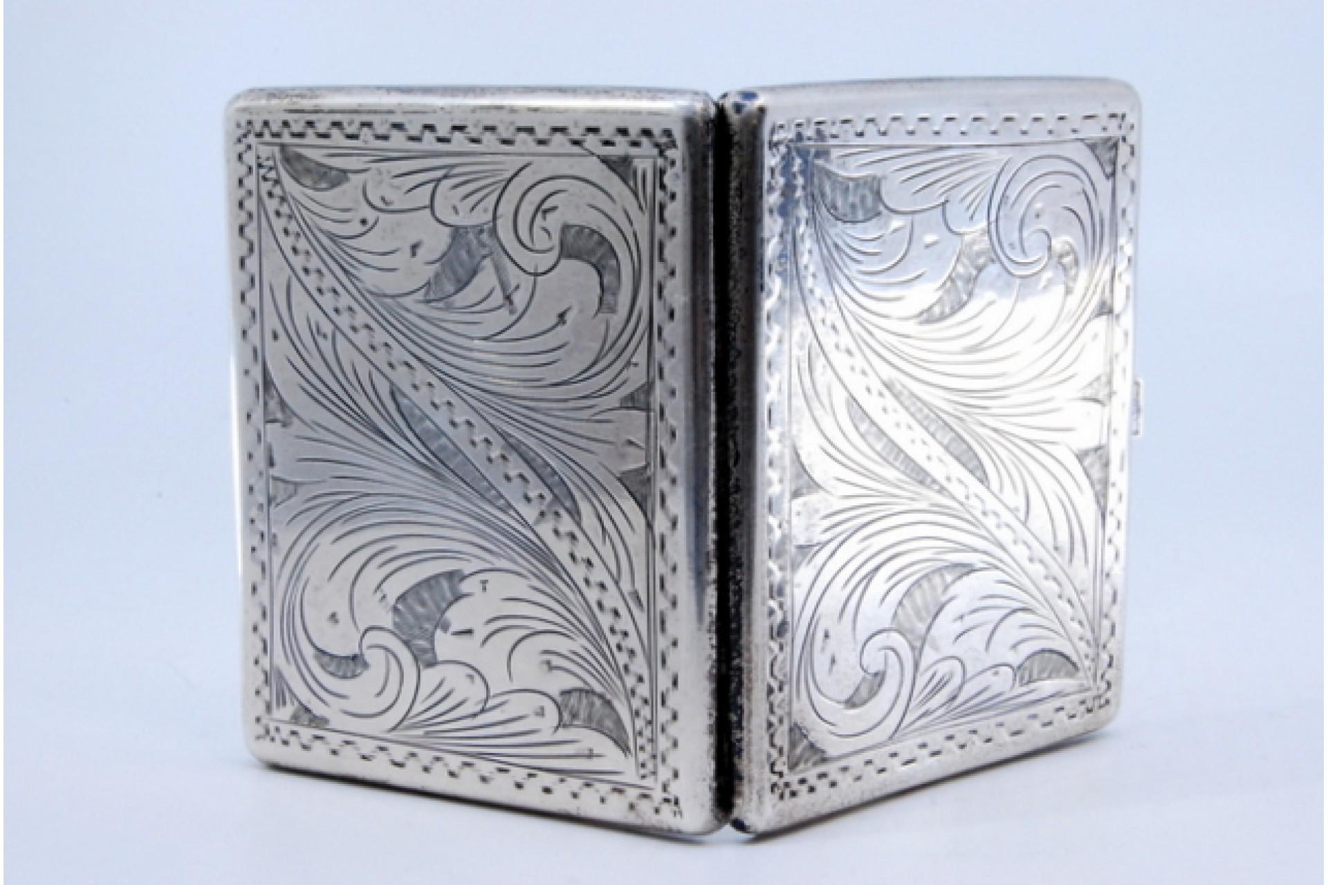 Silver cigarette case with floral motifs engraved on both sides and hinged lid (20. Jahrhundert) im Angebot