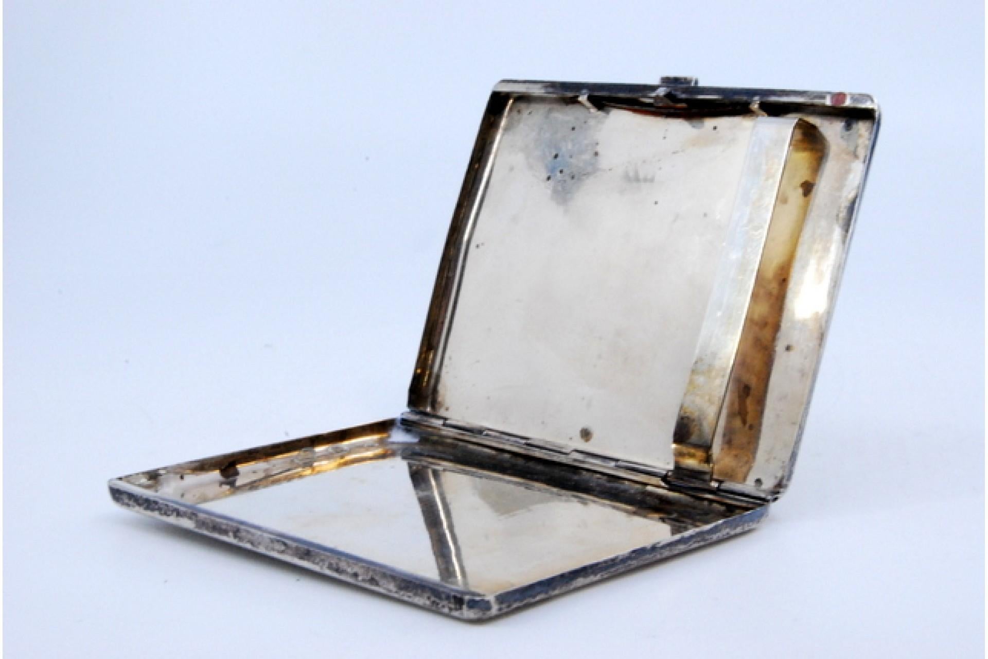 Silver cigarette case with floral motifs engraved on both sides and hinged lid (Silber) im Angebot