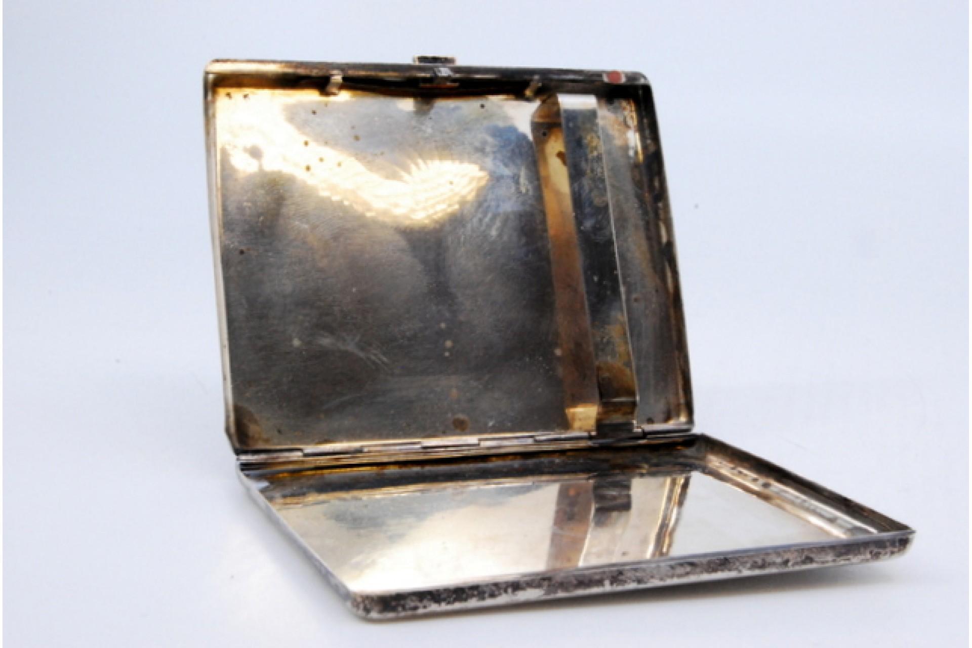 Silver cigarette case with floral motifs engraved on both sides and hinged lid im Angebot 1