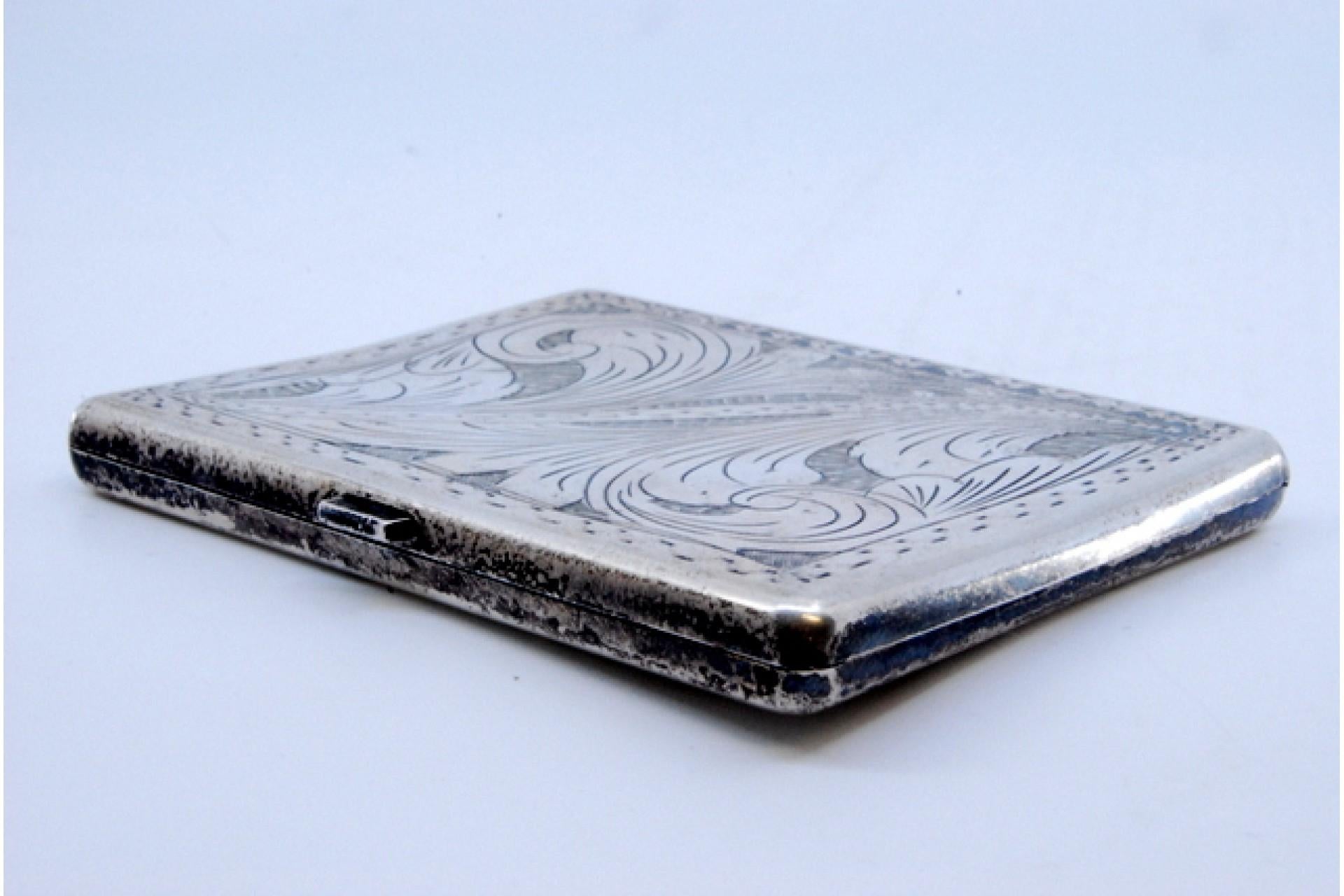 Silver cigarette case with floral motifs engraved on both sides and hinged lid im Angebot 2