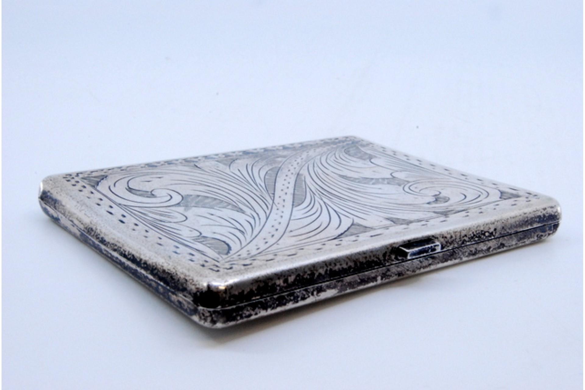 Silver cigarette case with floral motifs engraved on both sides and hinged lid im Angebot 3