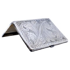 Silver cigarette case with floral motifs engraved on both sides and hinged lid