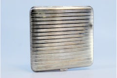 Pitillera de plata con bandas estriadas, interior dorado y tapa abatible