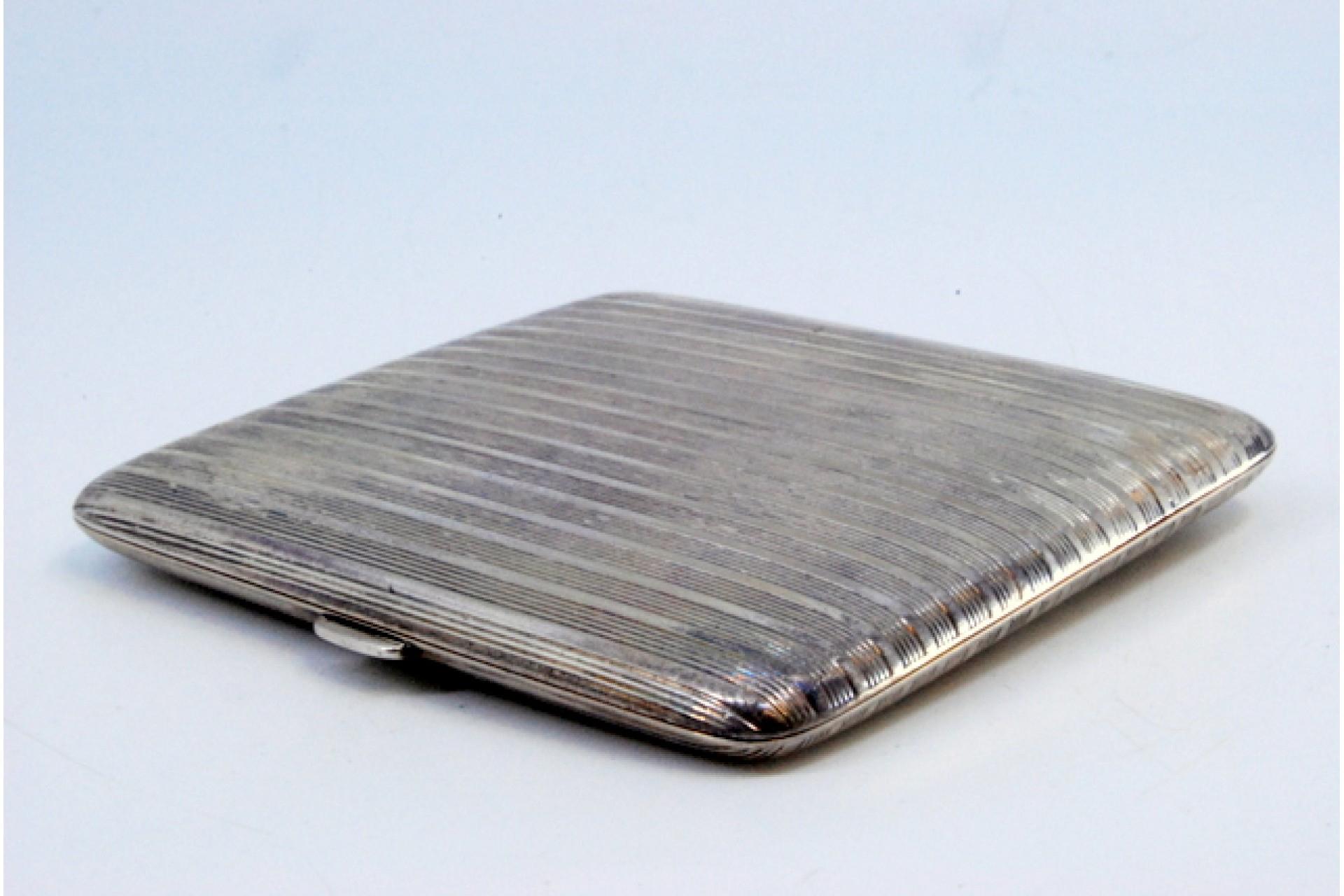 Européen Silver cigarette case with fluted bands, gold interior and hinged lid en vente