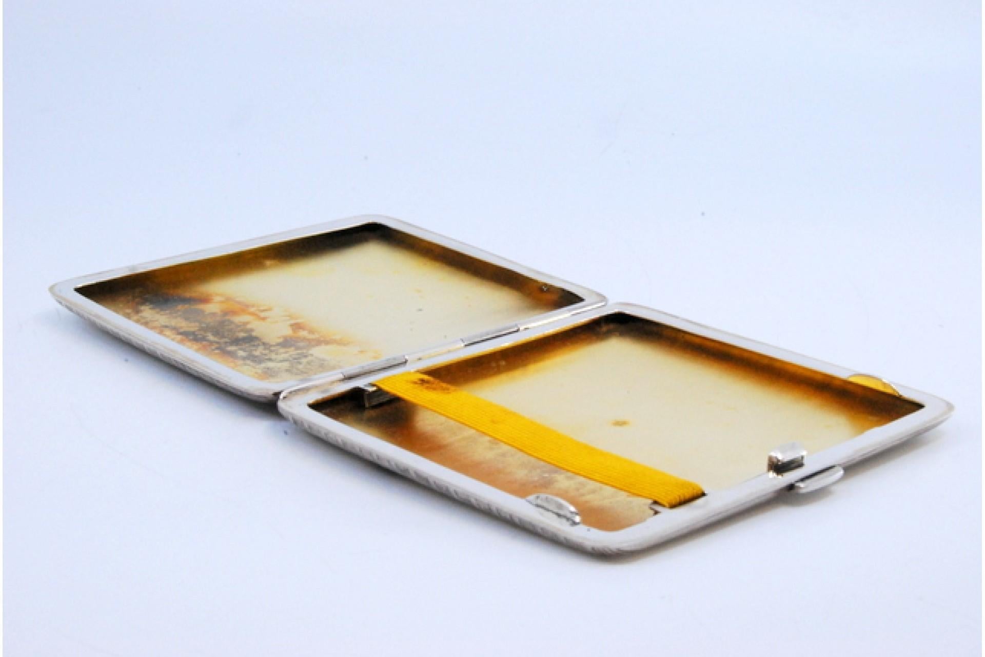 20ième siècle Silver cigarette case with fluted bands, gold interior and hinged lid en vente