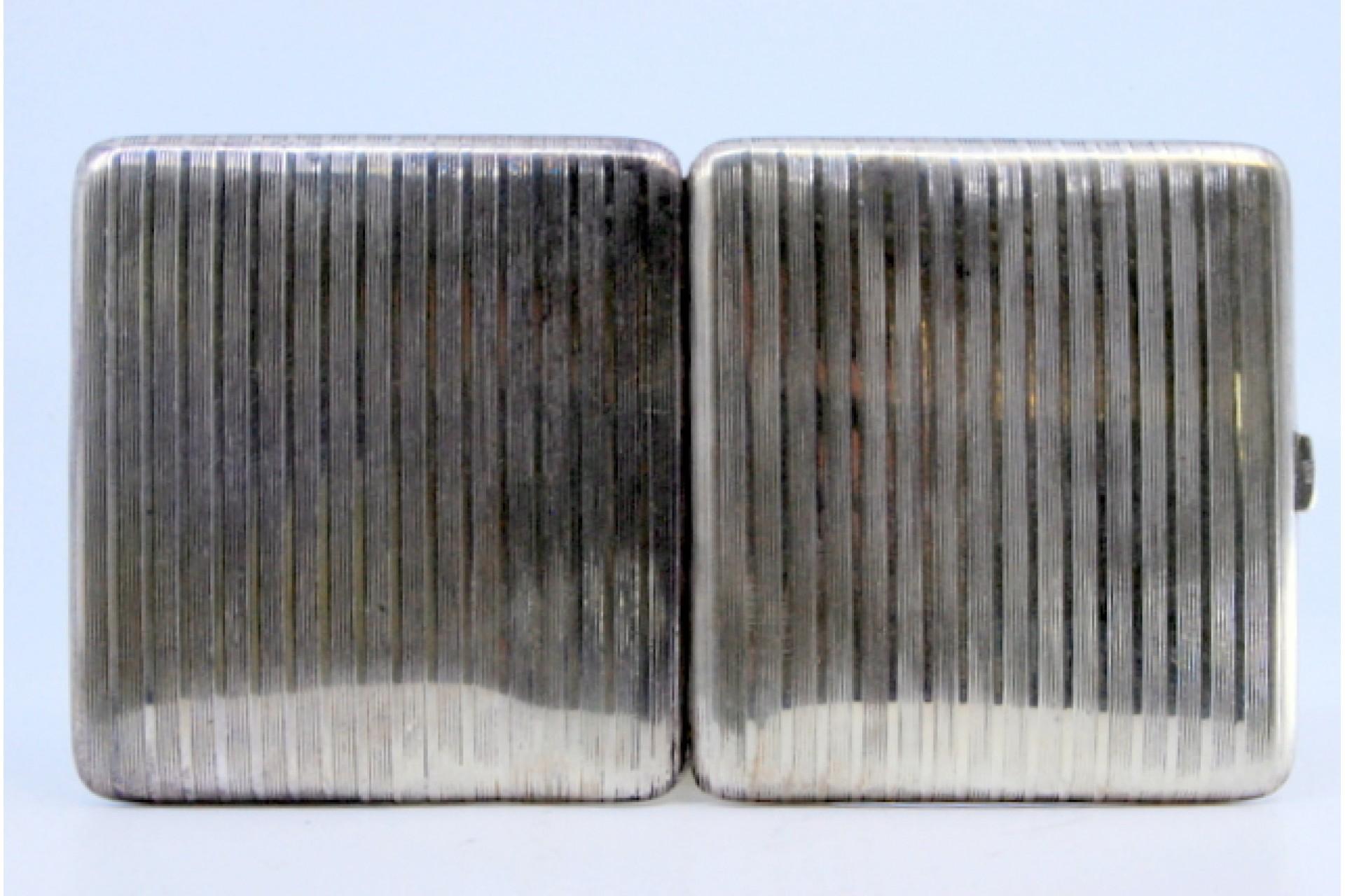 Argent Silver cigarette case with fluted bands, gold interior and hinged lid en vente