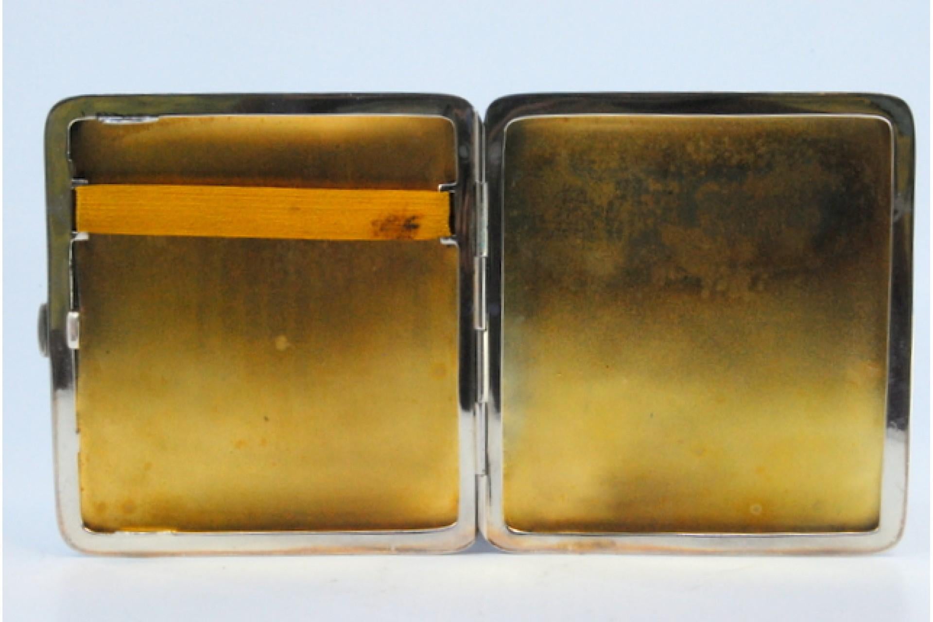 Silver cigarette case with fluted bands, gold interior and hinged lid en vente 1