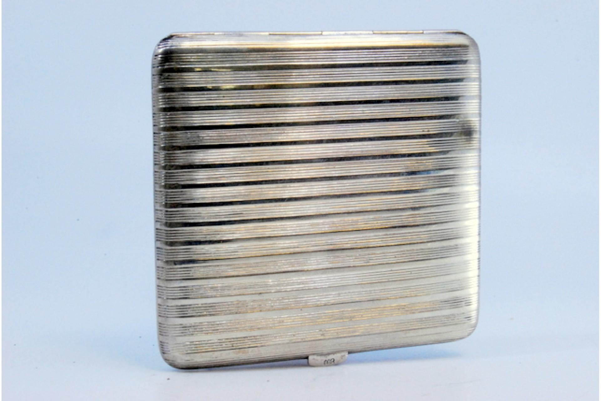 Silver cigarette case with fluted bands, gold interior and hinged lid en vente 2