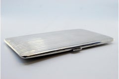 Etui à cigarettes en Silver avec bandes cannelées sur les deux côtés et couvercle à charnière.