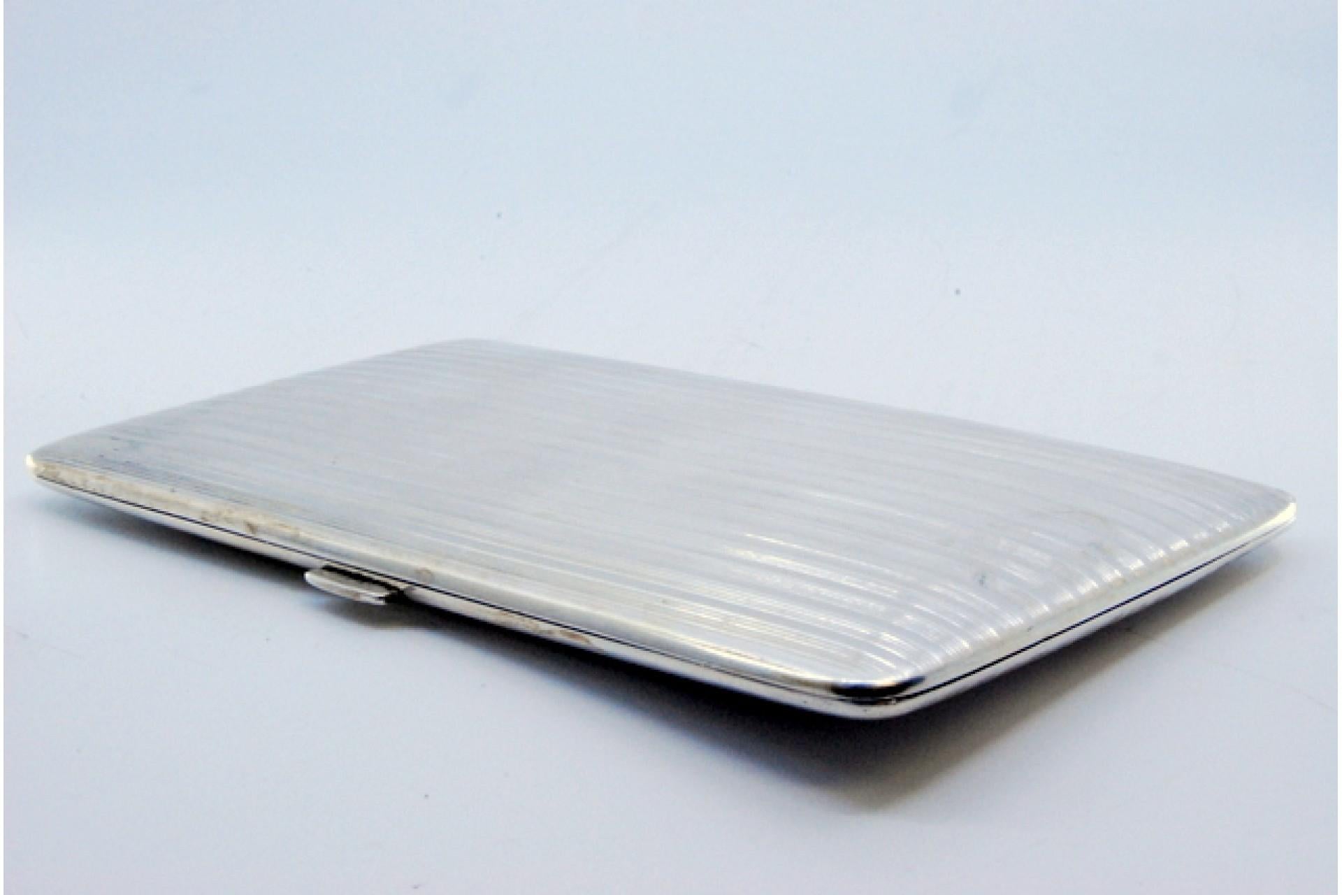 European Silver cigarette case with fluted bands on both sides and hinged lid For Sale