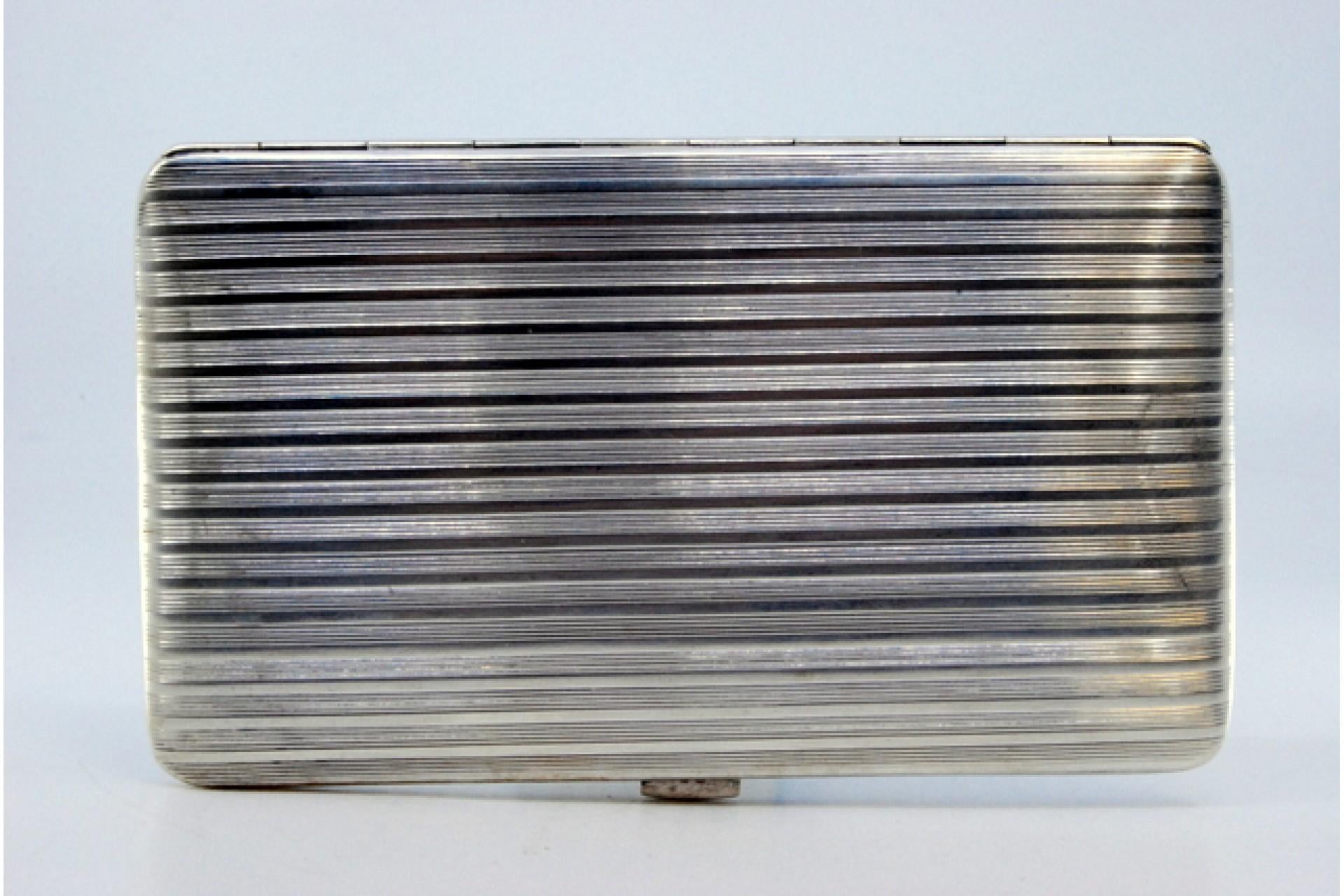Silver cigarette case with fluted bands on both sides and hinged lid In Good Condition For Sale In Porto, PT